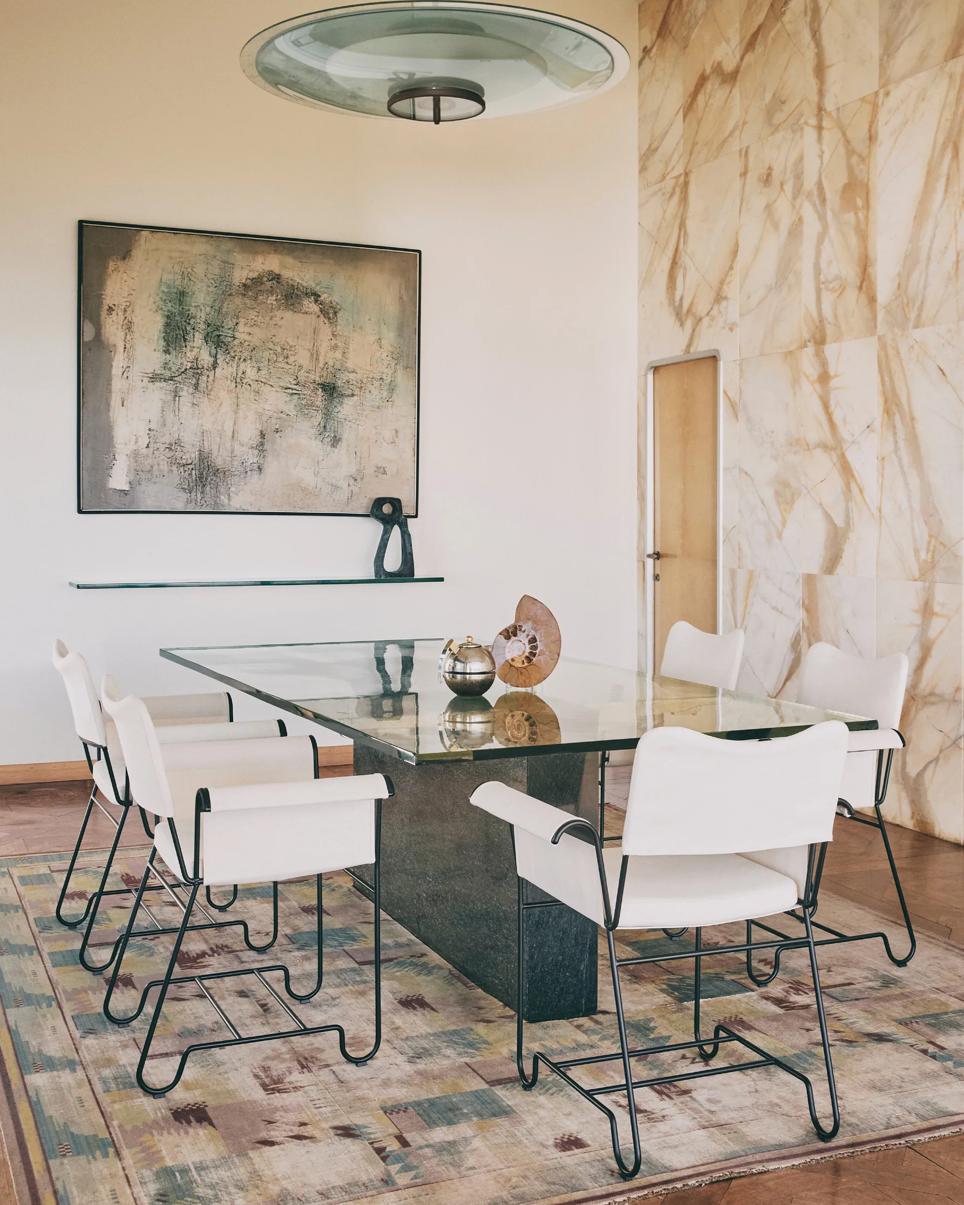 Silla con reposabrazos Tropique, Black-Leslie 06 GUBI