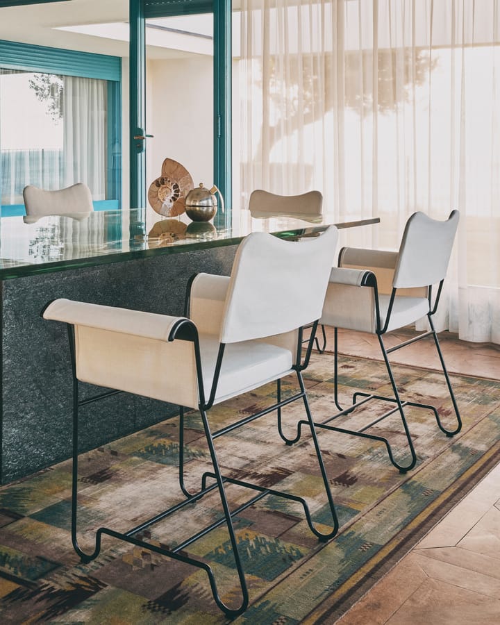 Silla con reposabrazos Tropique, Black-Leslie 06 GUBI