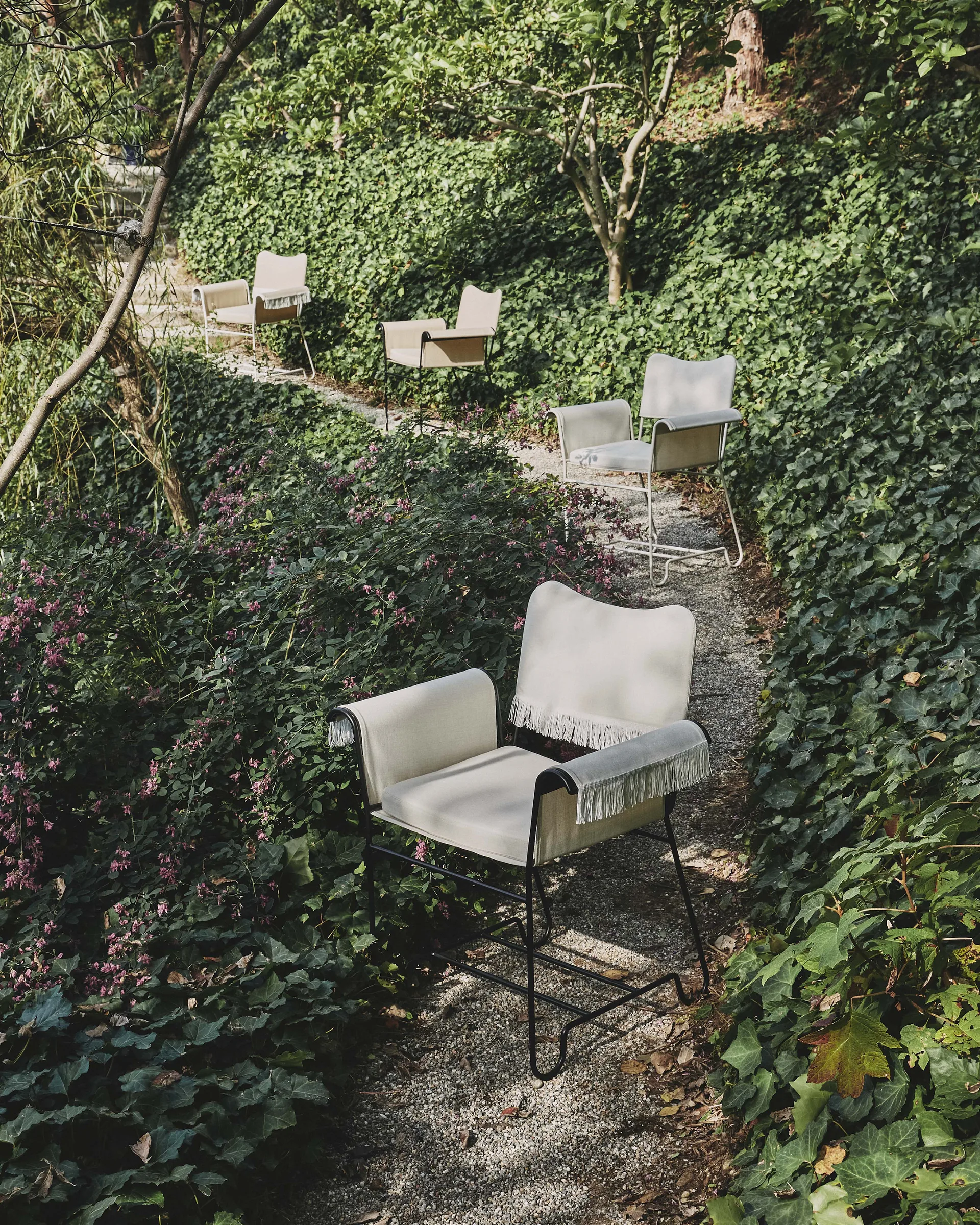 Silla con reposabrazos Tropique con flecos, Black-Leslie 12 GUBI