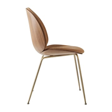 Silla tapizada de nogal Beetle - Latón antiguo-Belsuede 132 - GUBI
