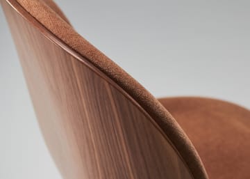 Silla tapizada de nogal Beetle - Latón antiguo-Belsuede 132 - GUBI