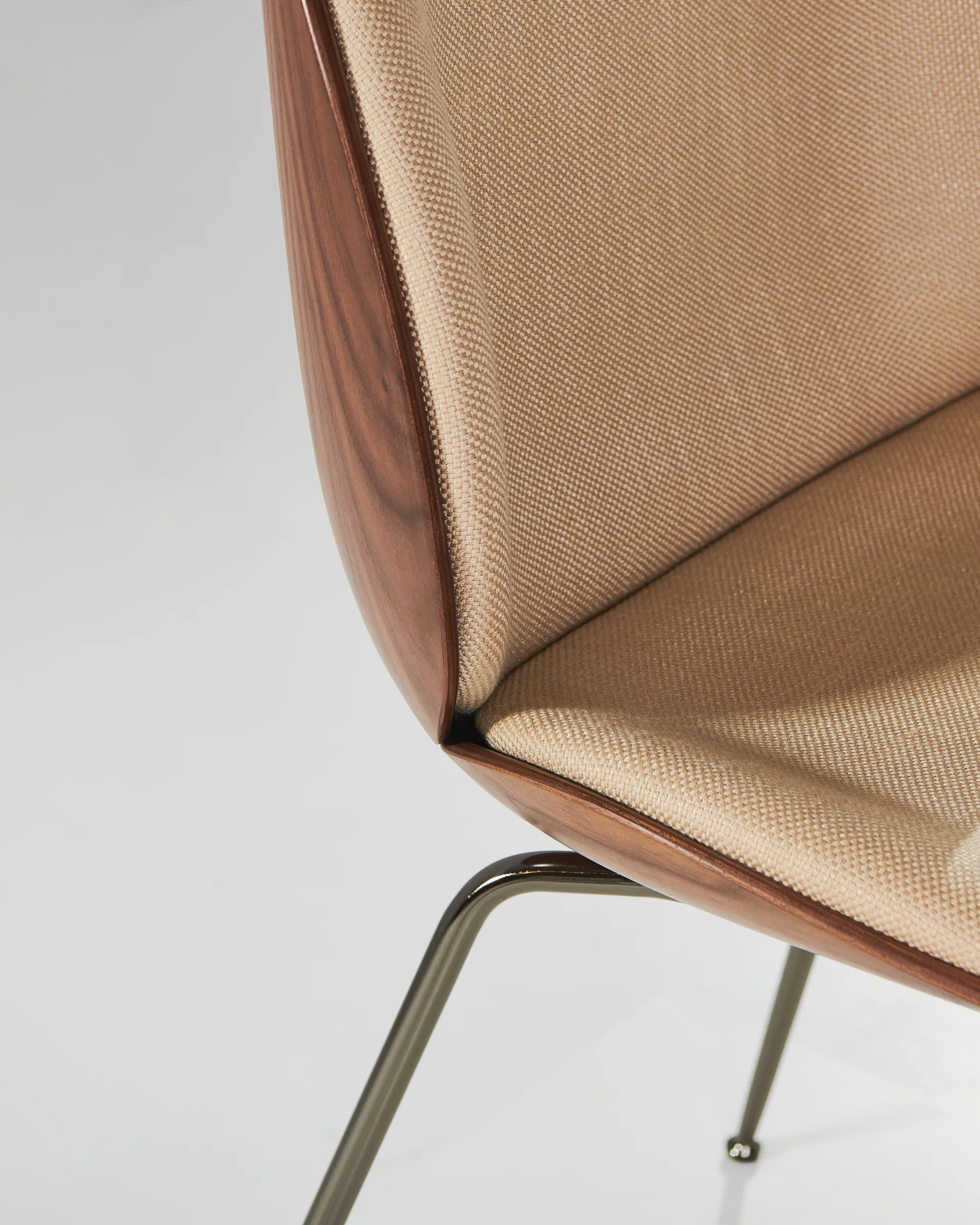 Silla tapizada de nogal Beetle, Negro cromado-Flair 134 GUBI