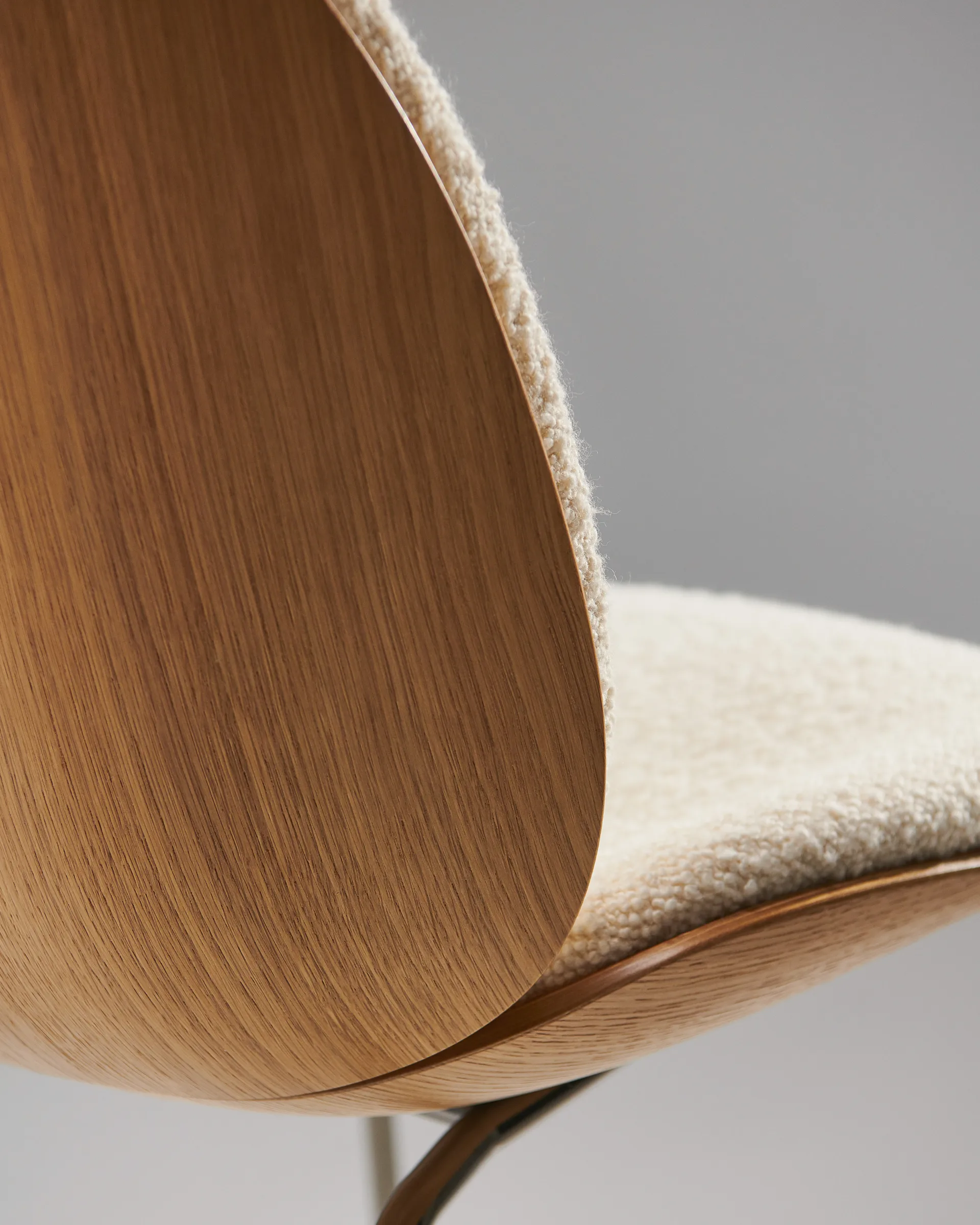 Silla tapizada de roble Beetle, Negro cromado-Karakorum 001 GUBI