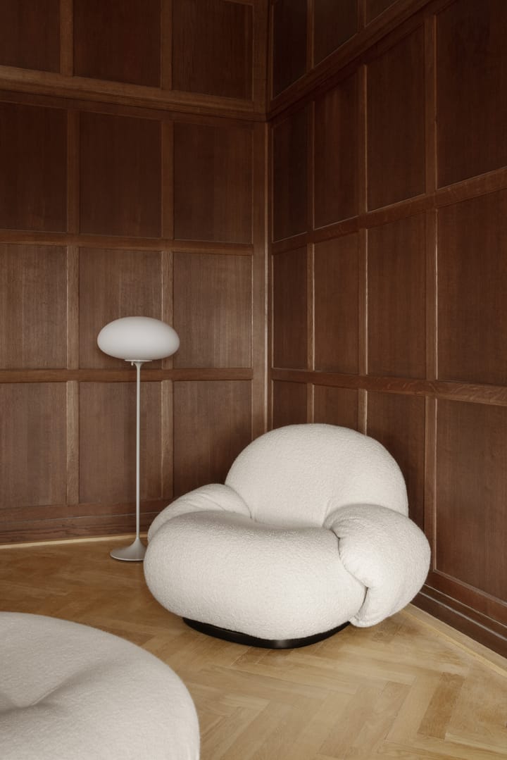 Sillón con reposabrazos Pacha, Karakorum 001-pearl gold GUBI