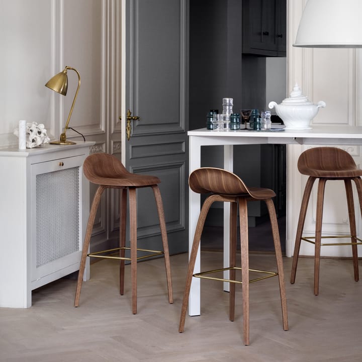 Taburete bar Gubi 3D alto, American walnut, patas de acero en negro GUBI