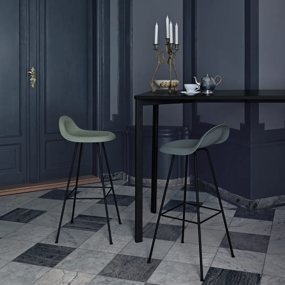 Taburete bar Gubi 3D alto, Oak matt lacqured, piezas de acero cromado GUBI