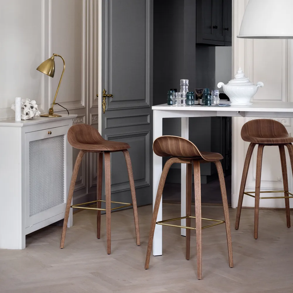 Taburete bar Gubi 3D alto, Oak matt lacqured, piezas de acero cromado GUBI