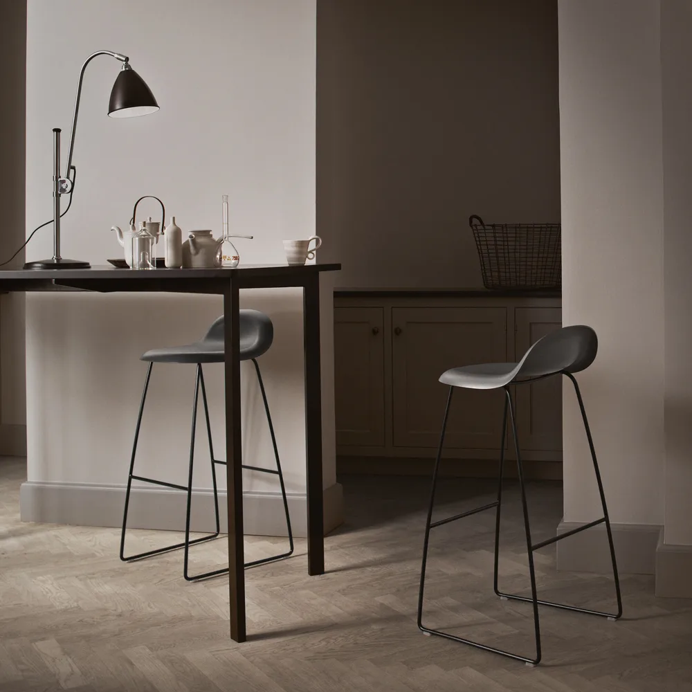 Taburete bar Gubi 3D alto, Oak matt lacqured, piezas de acero cromado GUBI