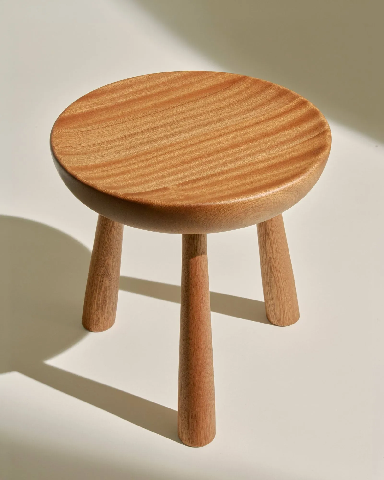 Totto taburete, Sapeli lacado, Ø31x32,6 cm GUBI Totto taburete, Sapeli lacado, Ø31x32,6 cm GUBI