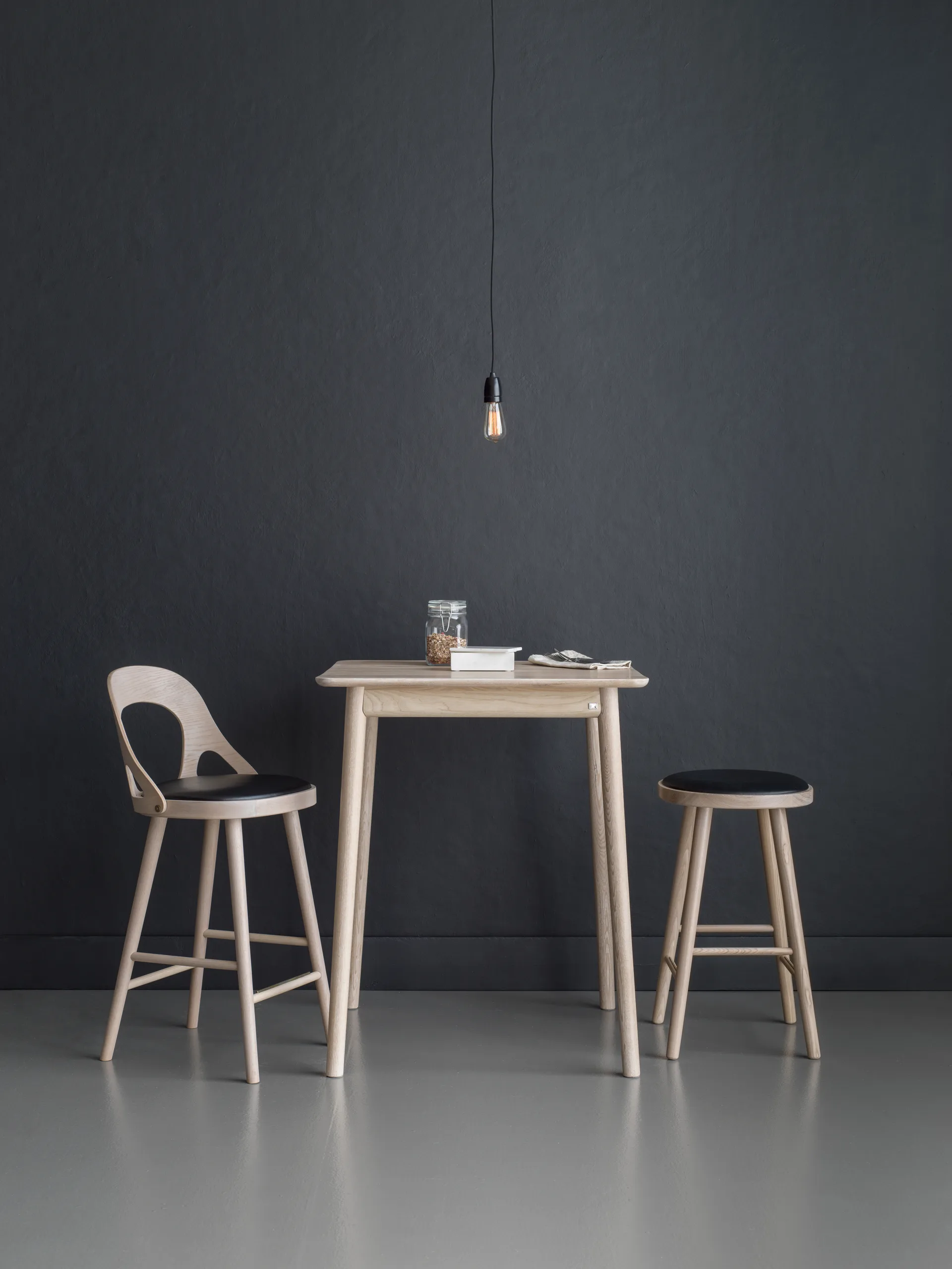 Silla de bar Colibri 63 cm, Roble barniz blond-cojín negro Hans K