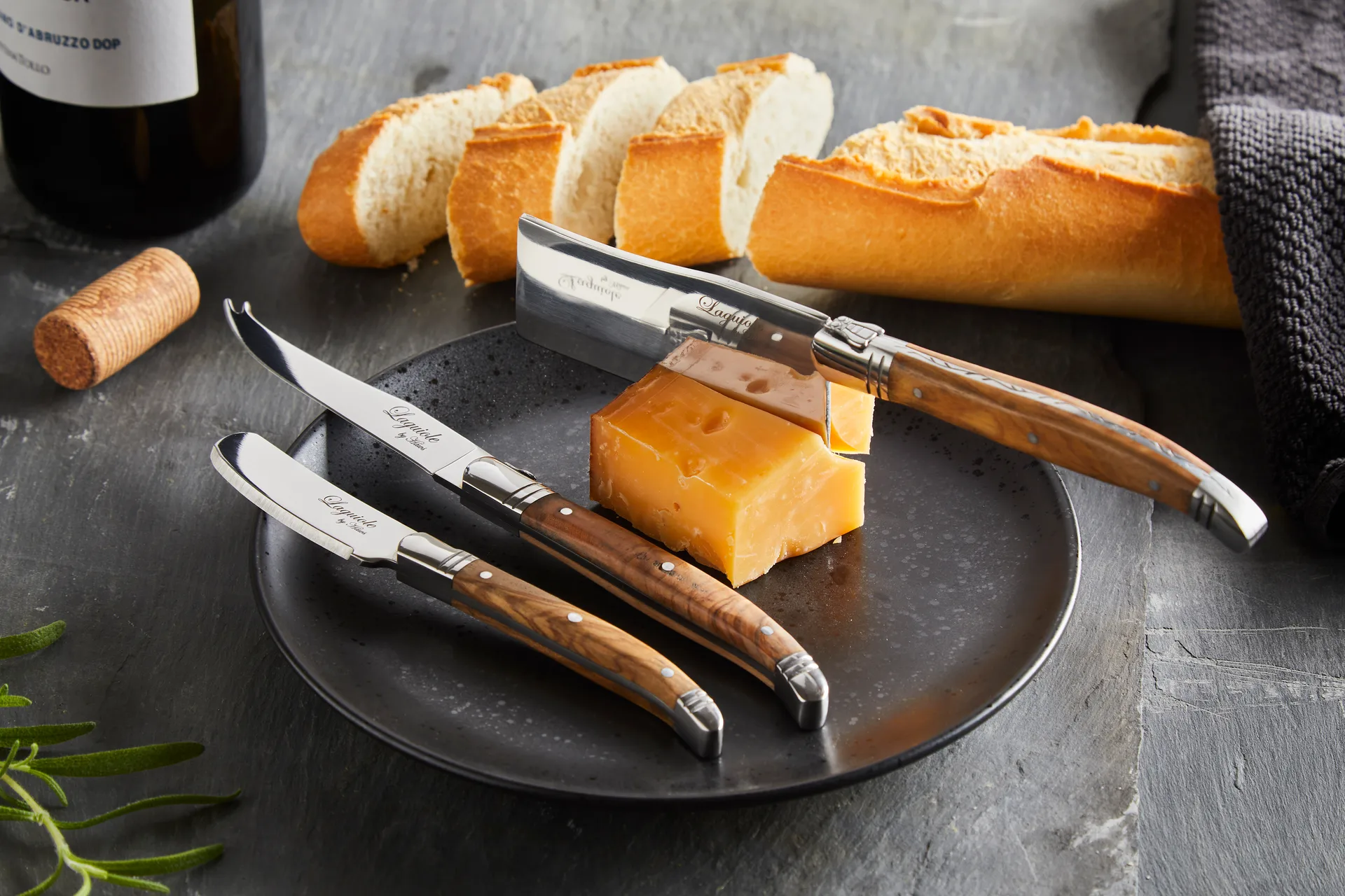 Cuchillos para queso con tabla de cortar Laguiole By Hâws, 4 piezas, Bambú-olivo-acero inoxidable Hâws