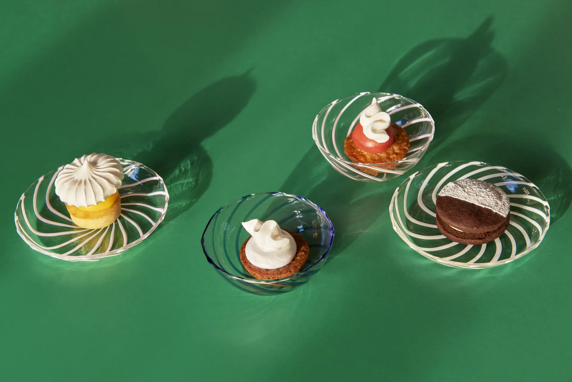 2 Platos Spin Ø11 cm, transparente-raya en blanco HAY