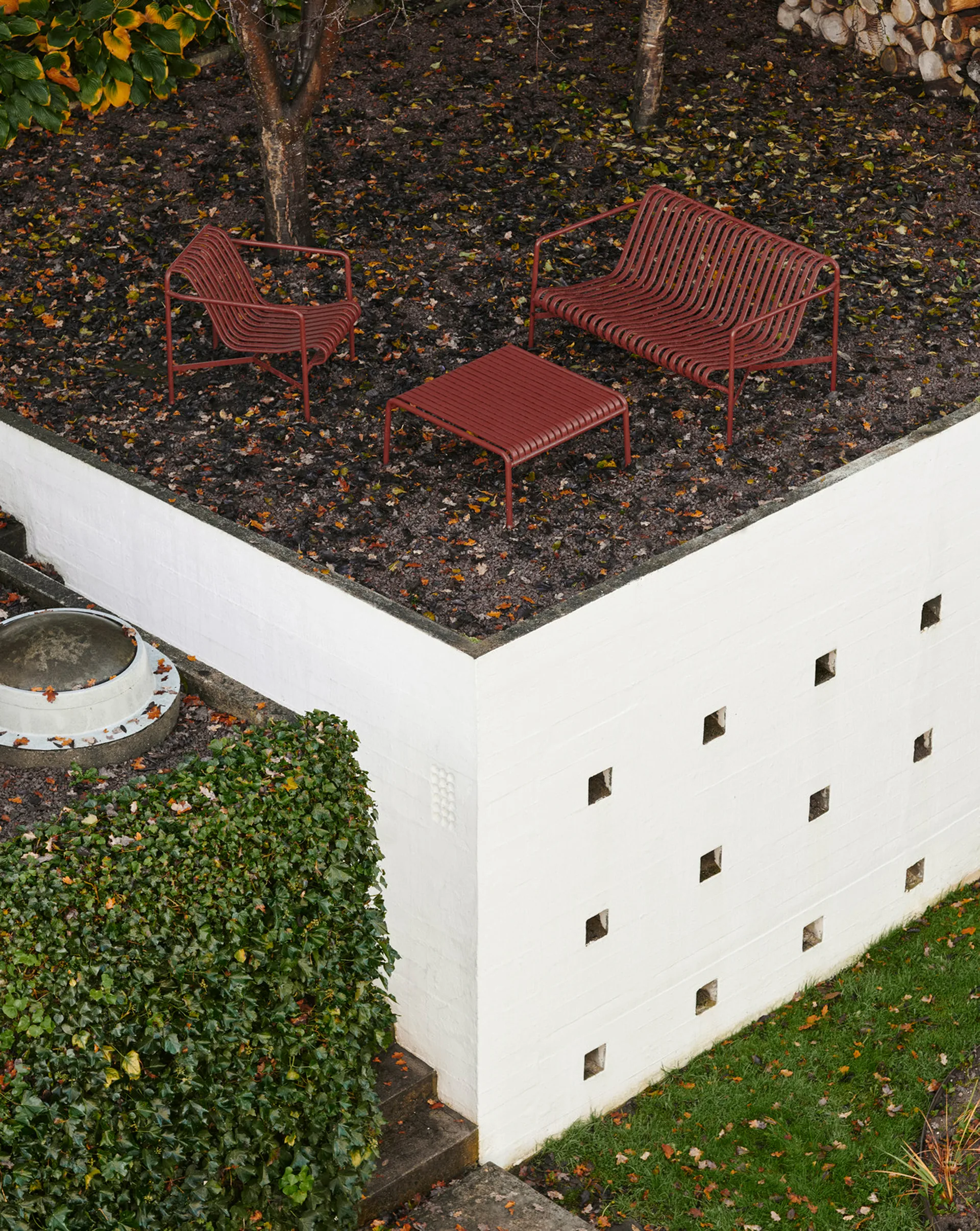 Banco con reposabrazos Palissade Dining, Iron red HAY