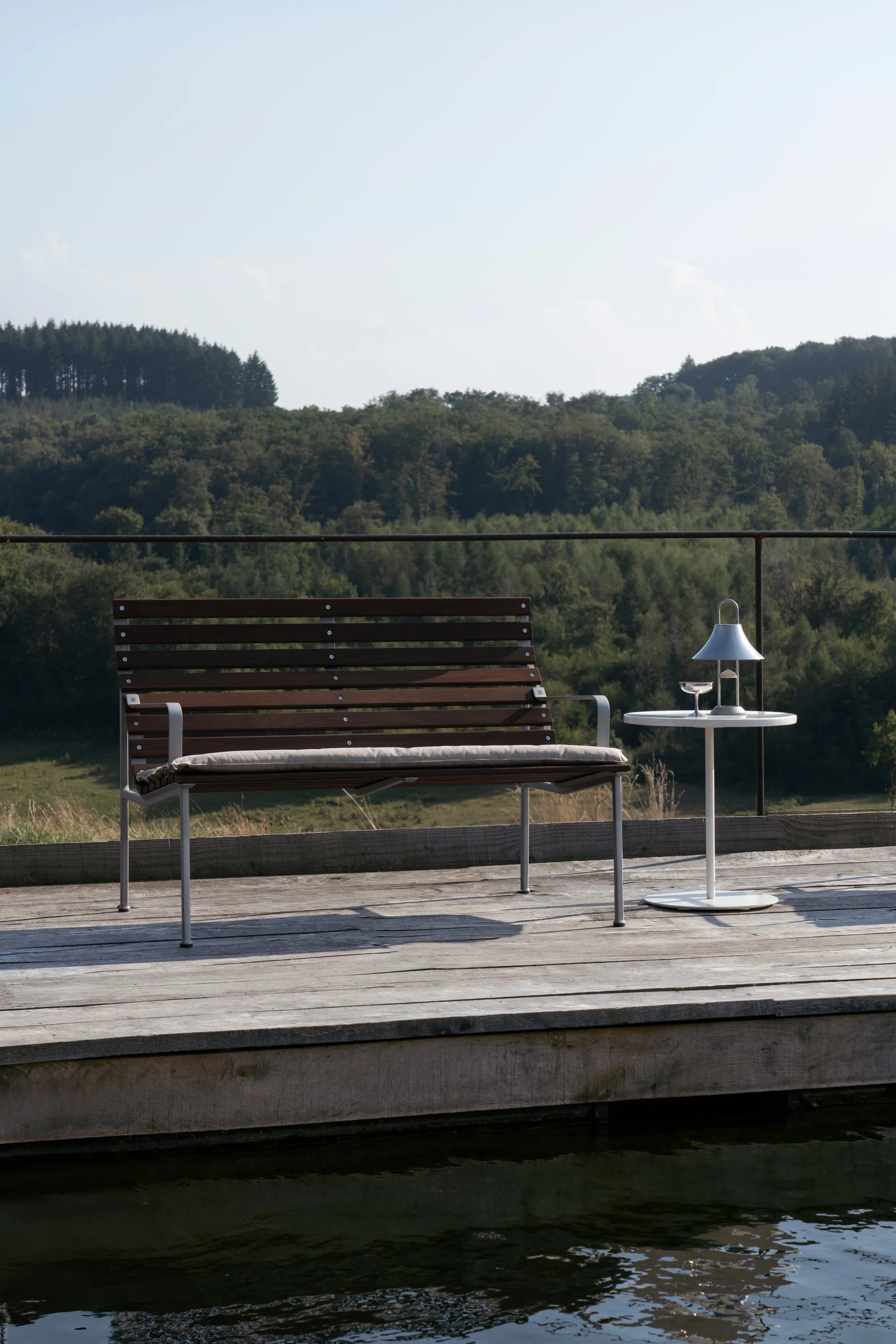 Banco Traverse Lounge con reposabrazos, Fresno aceitado HAY