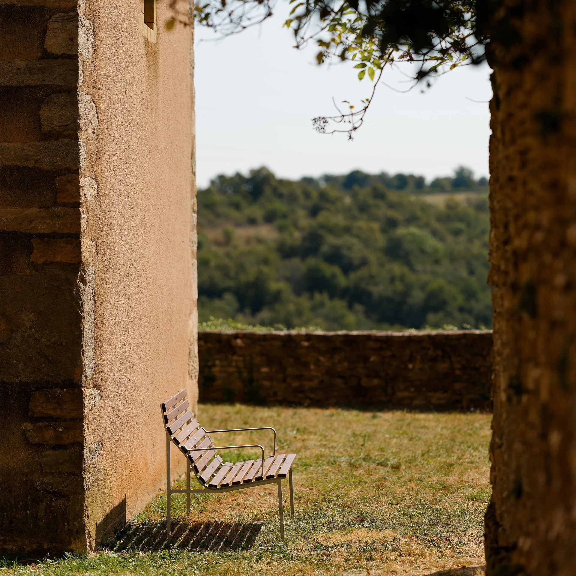 Banco Traverse Lounge con reposabrazos, Fresno aceitado HAY