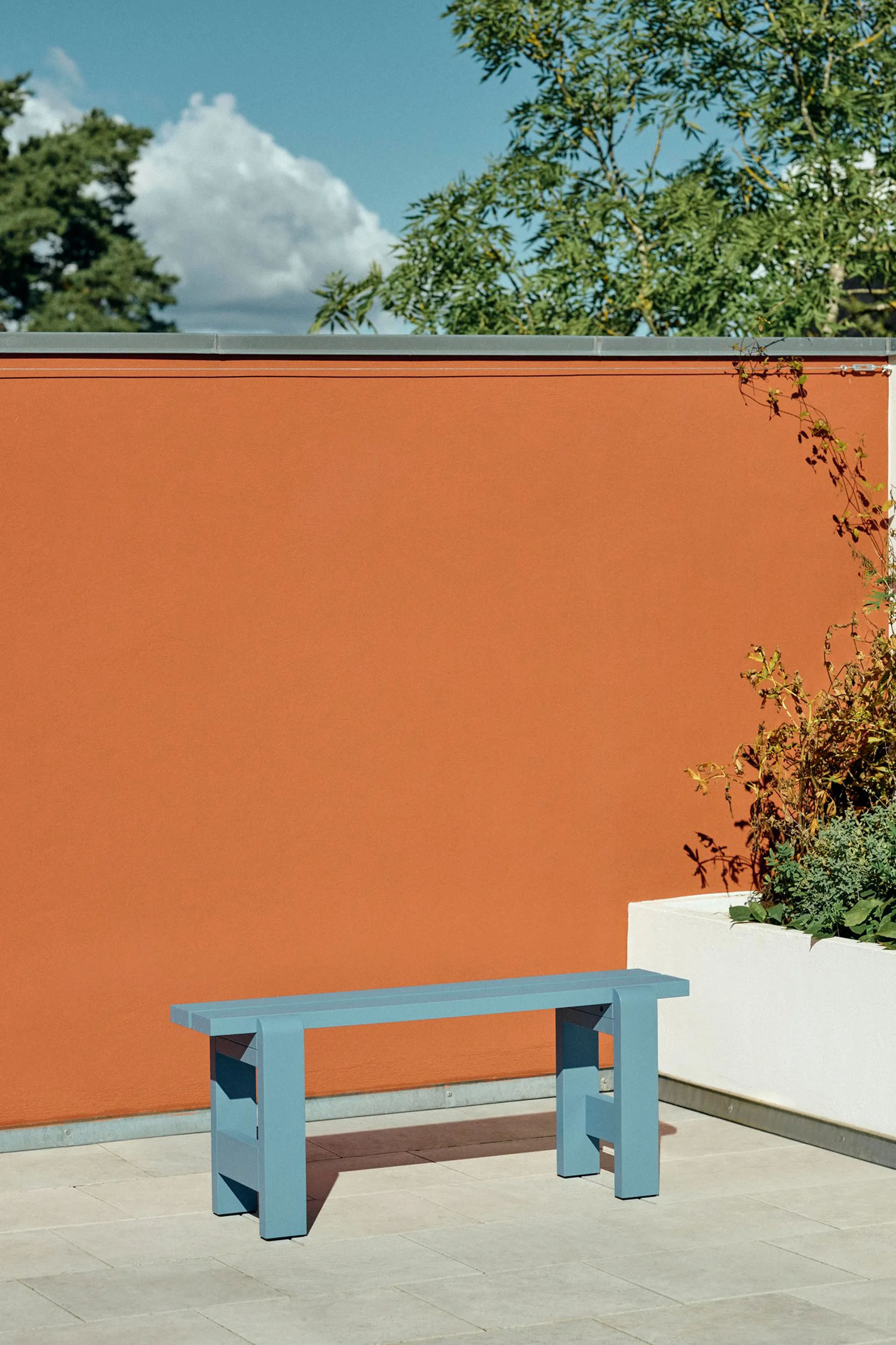 Banco Weekday 111x23 cm en pino lacado, Azul azur HAY