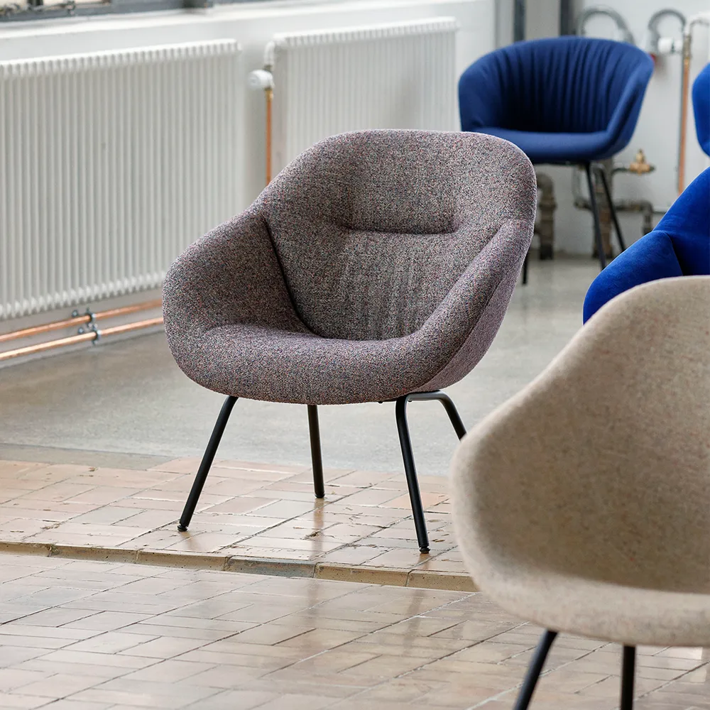 Butaca About a Lounge 87 Soft, Lola yellow-estructura de acero negra HAY