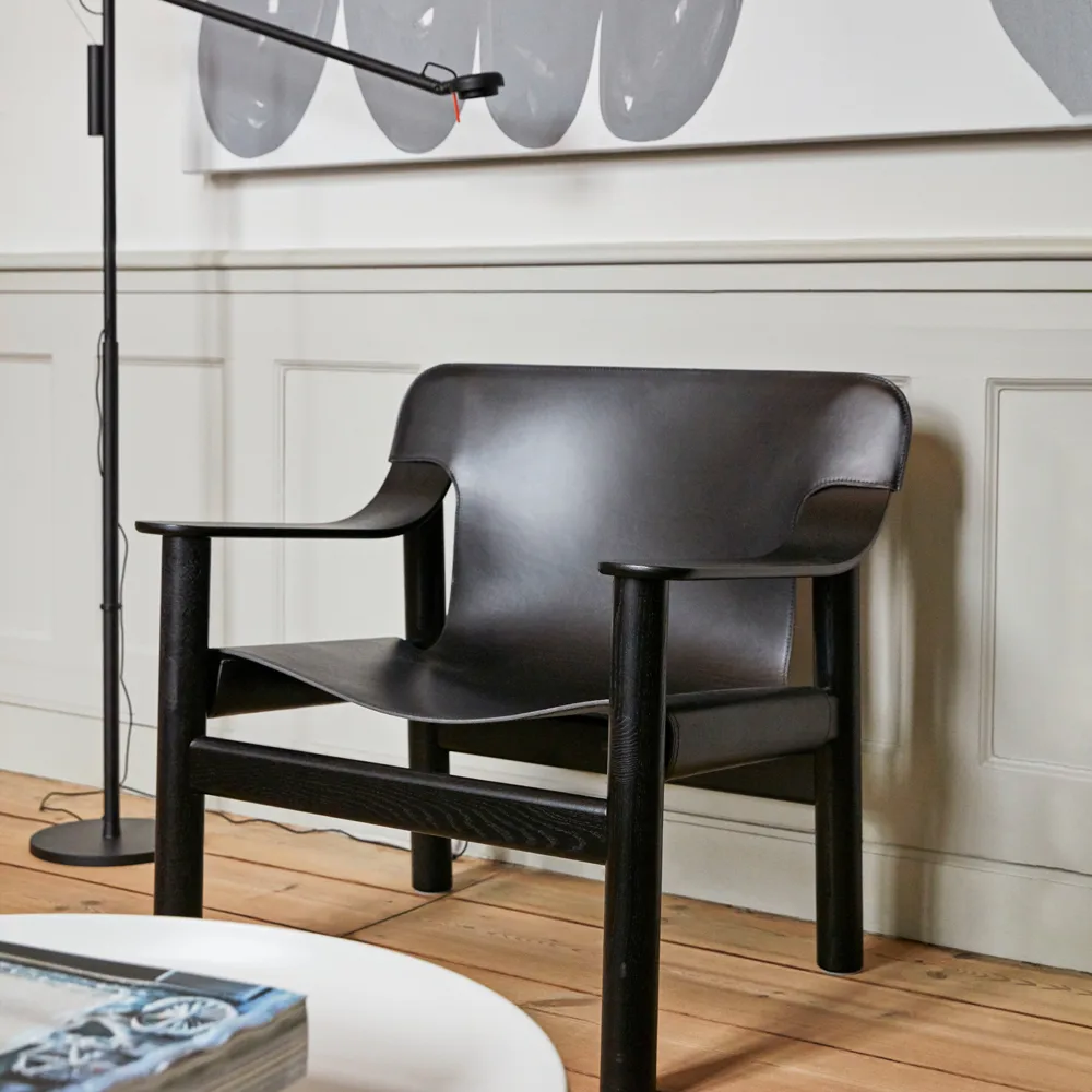 Butaca Bernard, Piel black-svart bastidor de roble HAY