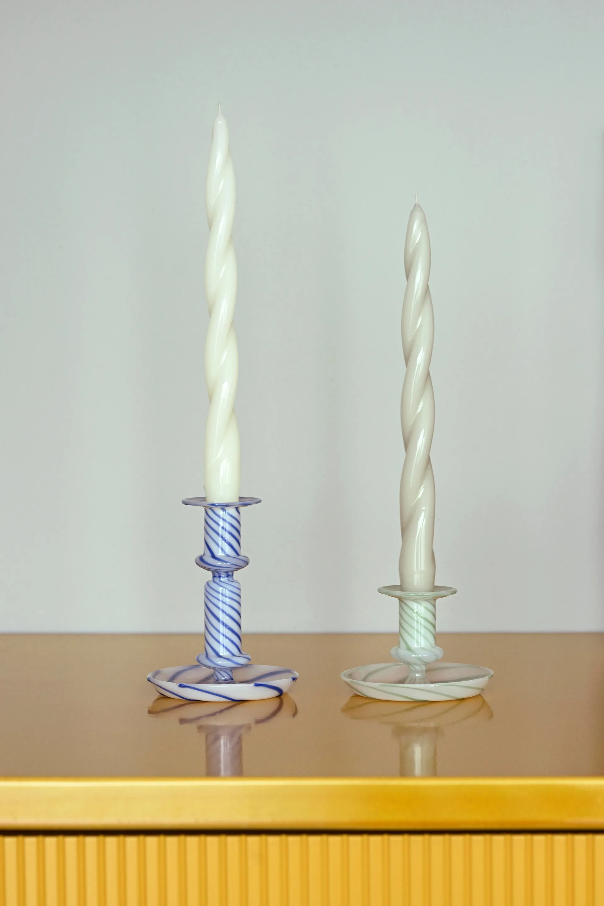 Candelabro Flare Stripe mediano, azul-blanco HAY