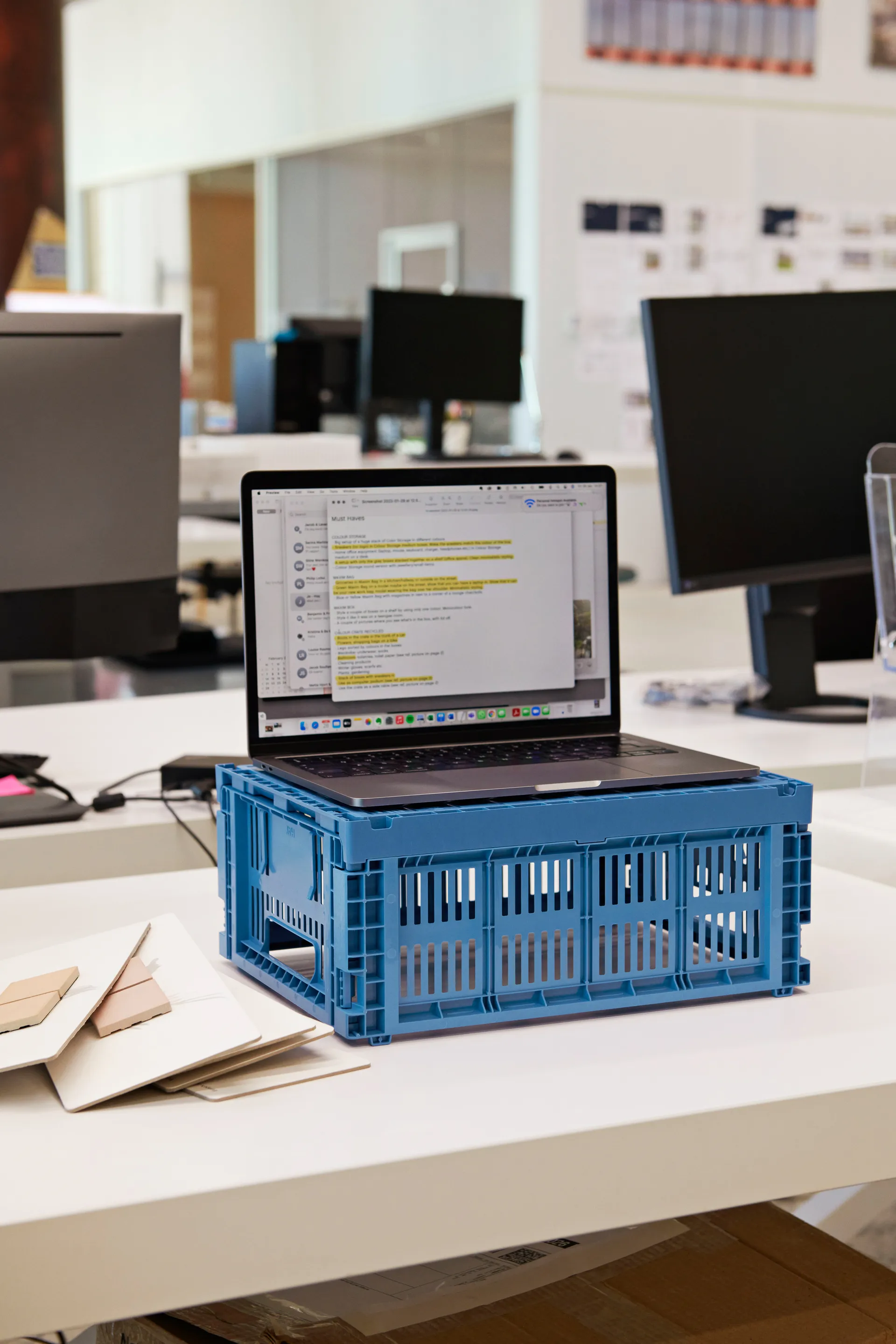 Cesta Colour Crate M 26,5x34,5 cm, Electric blue HAY