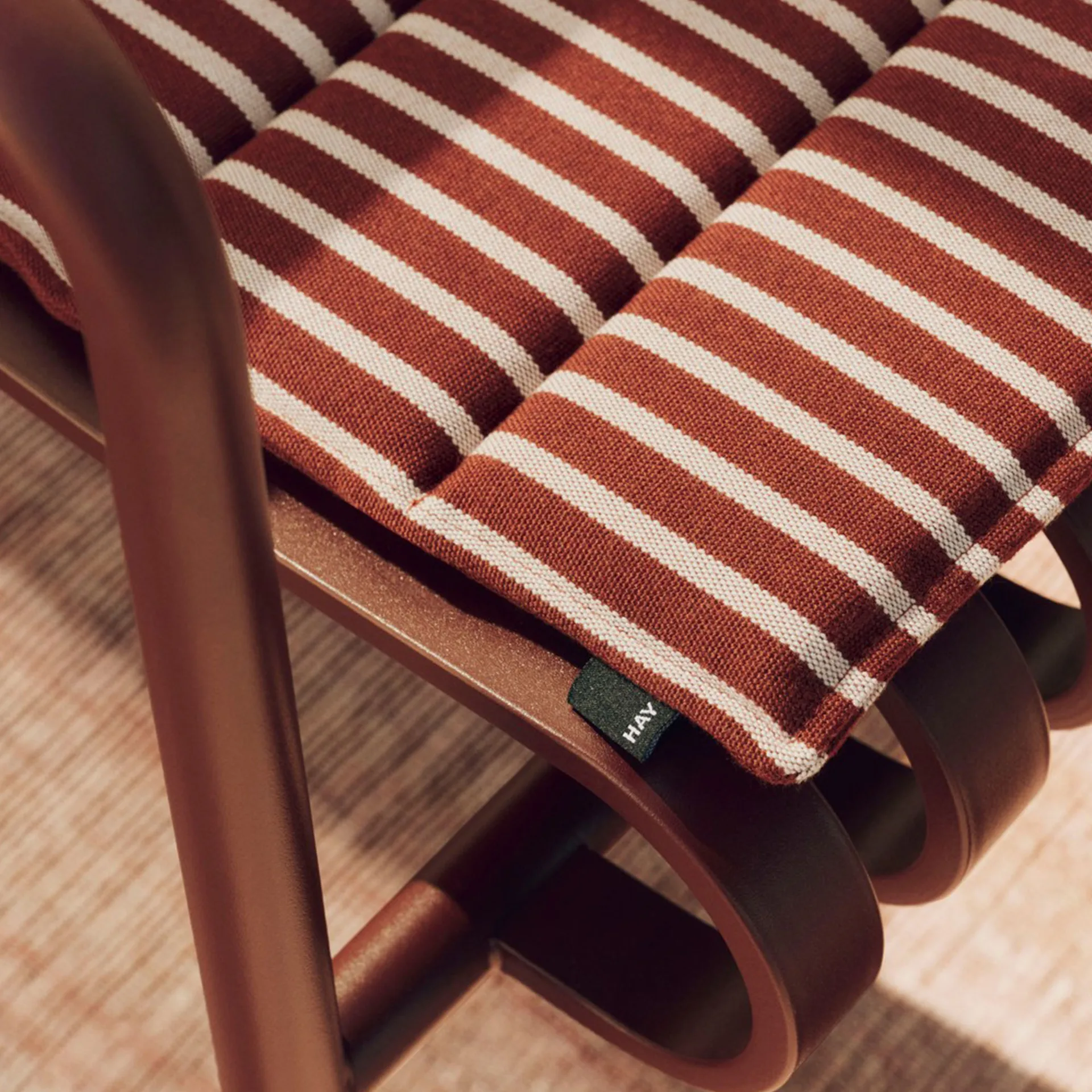 Cojín de asiento Terrazza Folding, Terracotta bold stripe, 82x40 cm HAY