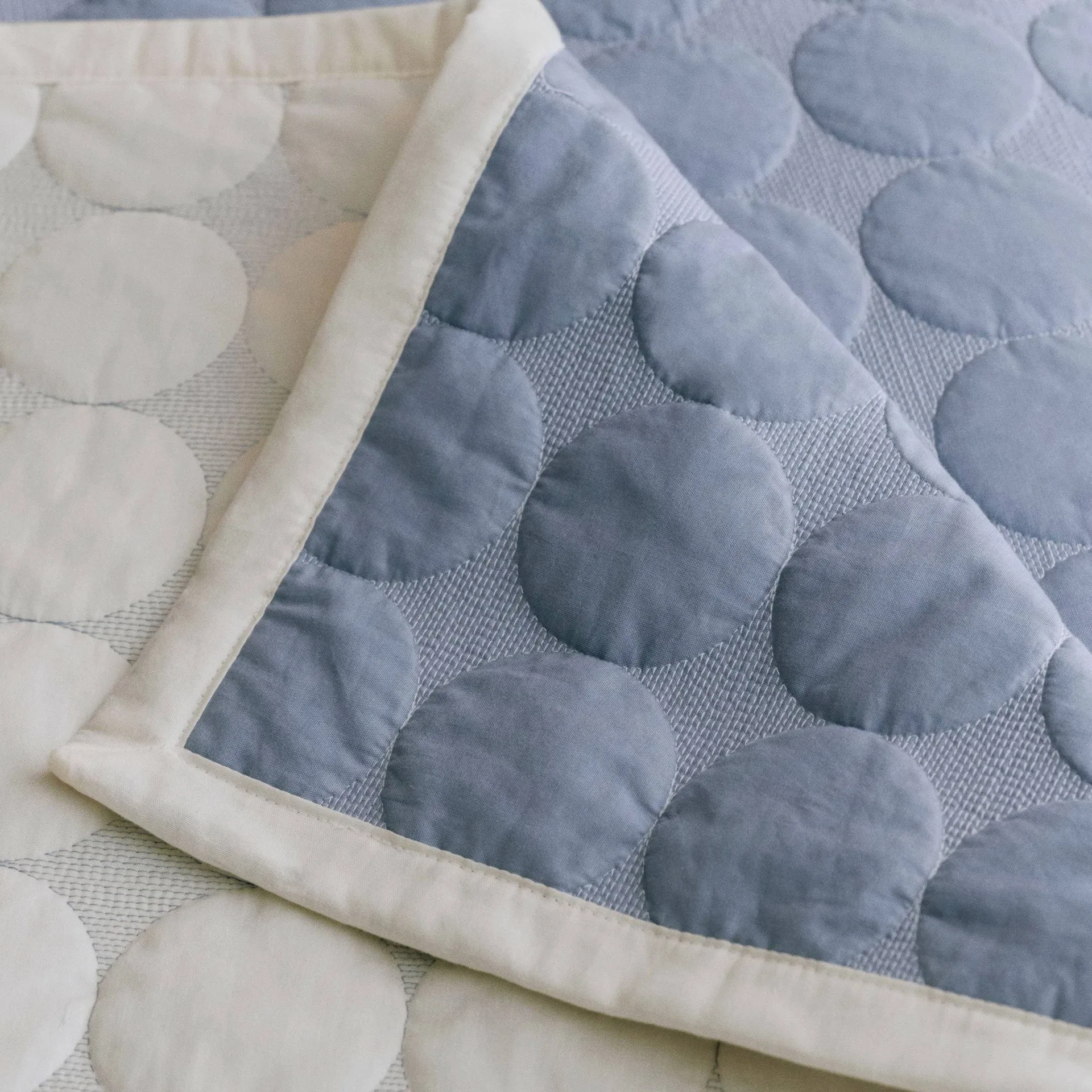 Colcha Mega Dot organic 260 x 260 cm, Dusty blue HAY