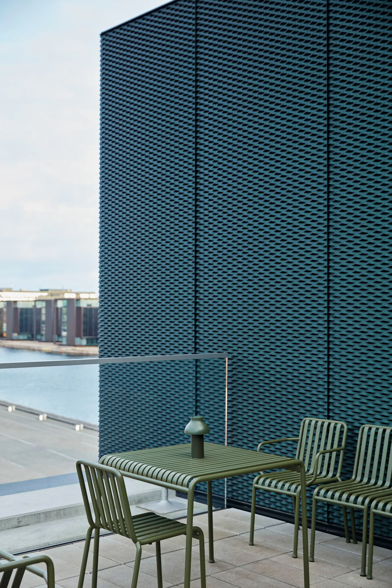 Conjunto de comedor Palissade 2 sillas con reposabrazos 82,5x90 cm, olive HAY