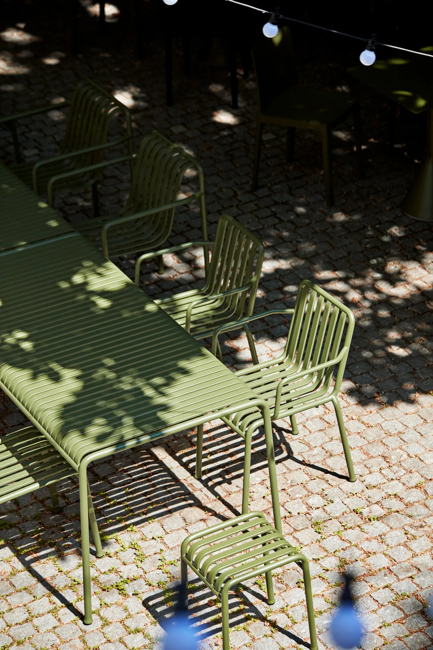Conjunto de comedor Palissade 2 sillas con reposabrazos Dining + banco 170x90 cm, olive,  HAY
