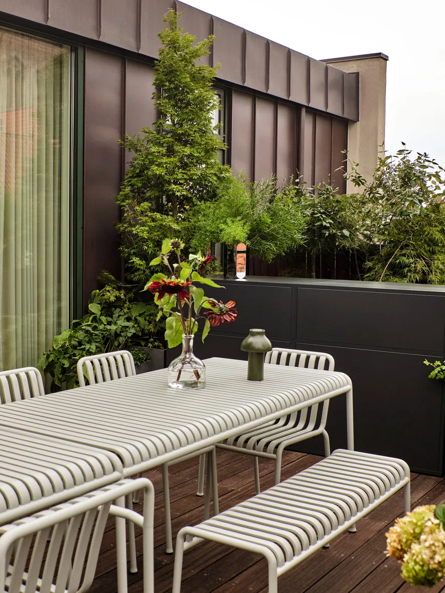 Conjunto de comedor Palissade 2 sillas con reposabrazos Dining + banco 170x90 cm, sky grey,  HAY