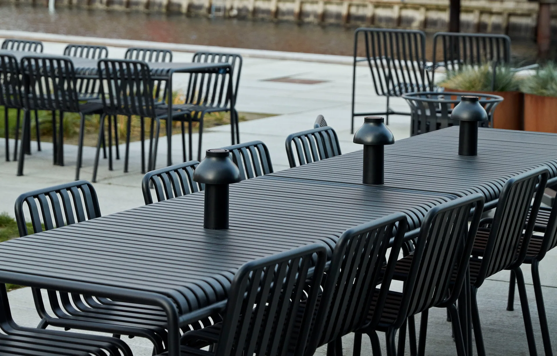 Conjunto de comedor Palissade 4 sillas 170x90 cm - Anthracite HAY