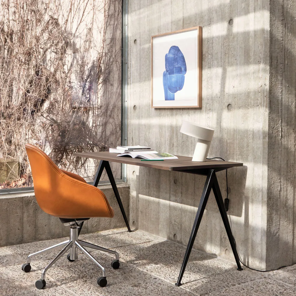 Escritorio Pyramid 01, Oak clear lacquer-140x65cm-estructura de acero negra HAY