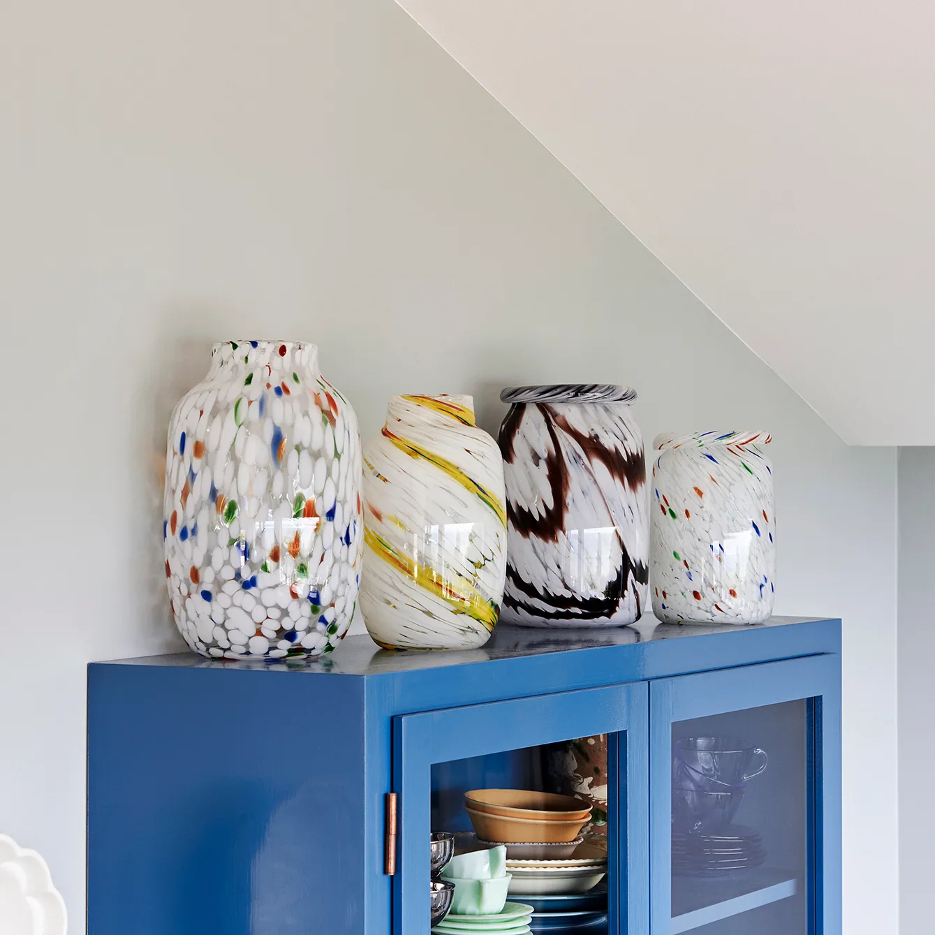 Jarrón Splash Roll Neck M 22 cm, White dot (multi) HAY