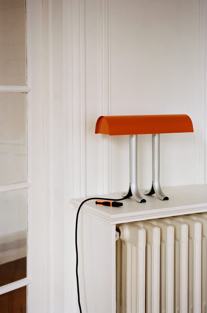 Lámpara de mesa Anagram, Charred naranja HAY
