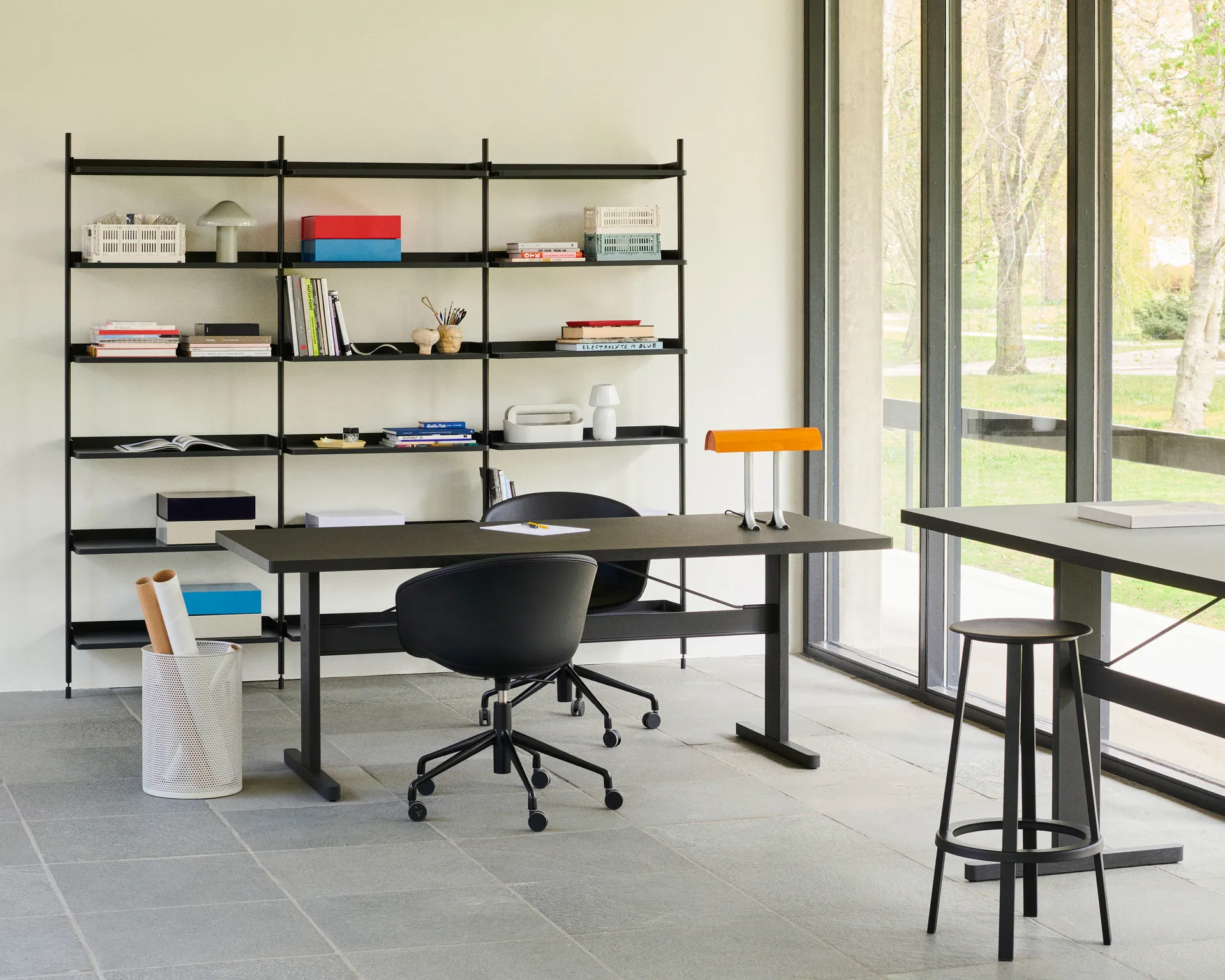 Lámpara de mesa Anagram, Charred naranja HAY