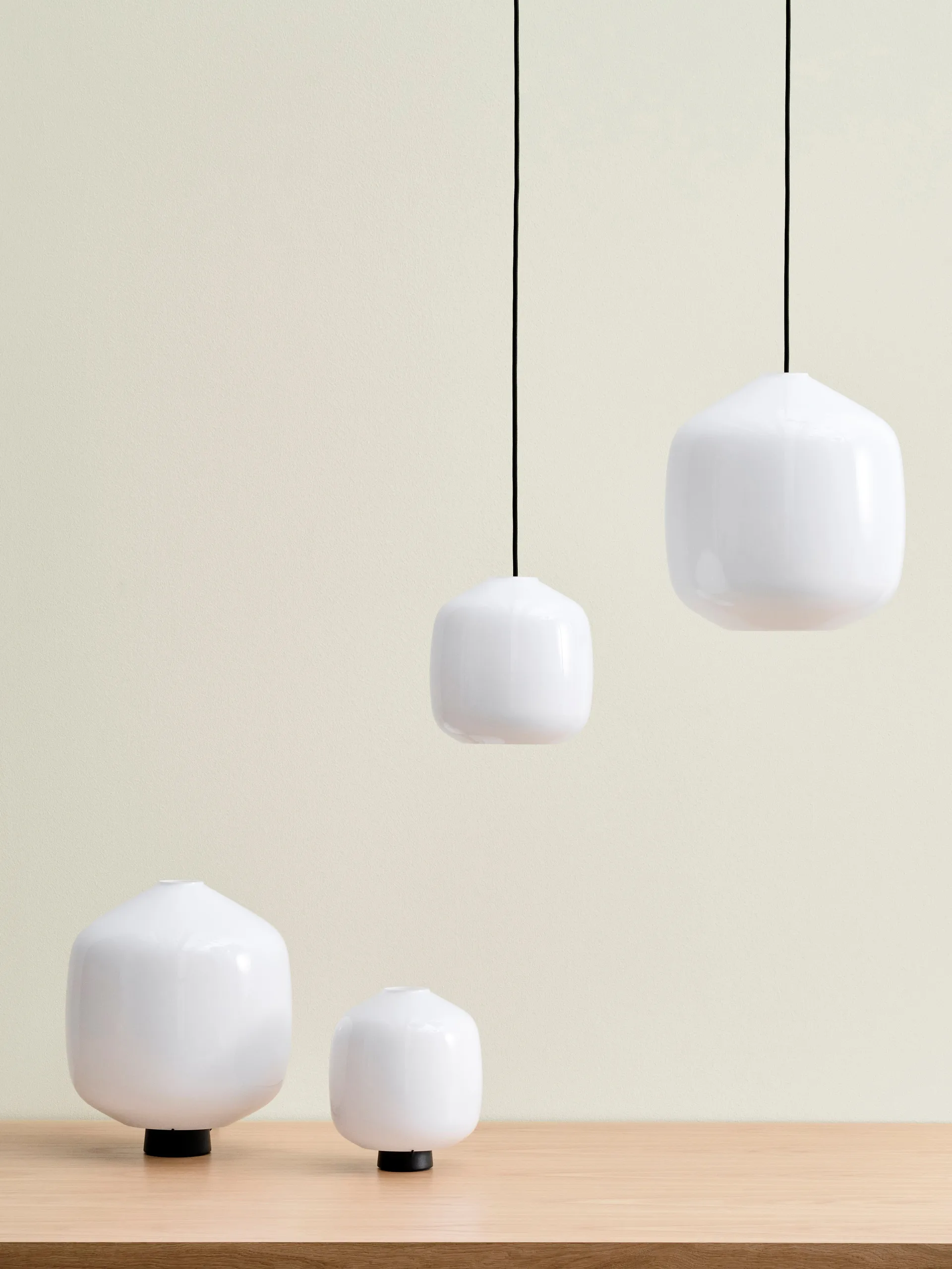 Lámpara de mesa Buoy Ø30 cm, Opal glass-soft black HAY