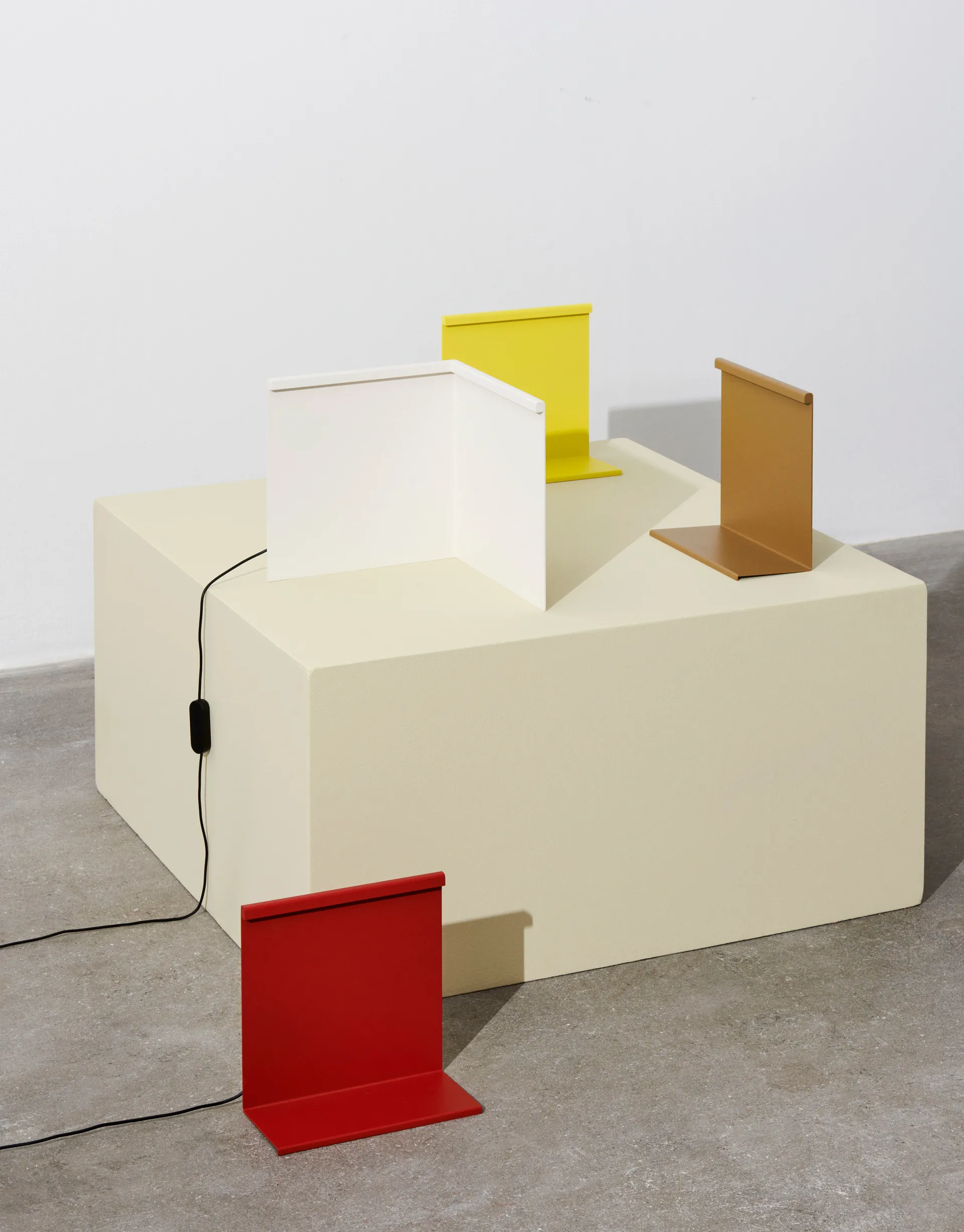 Lámpara de mesa LBM Corner, Cream white HAY