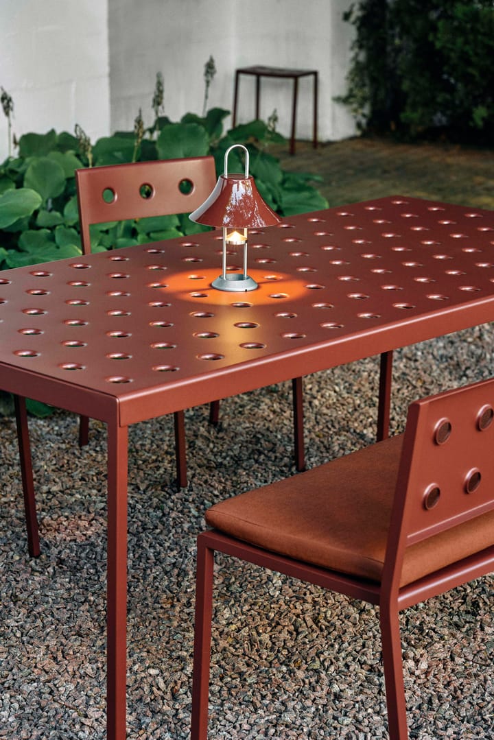 Lámpara de mesa portátil Mousqueton 30,5 cm, Iron red HAY