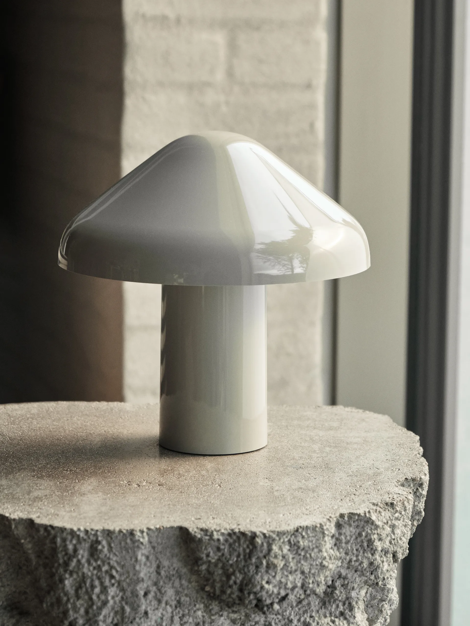 Lámpara de mesa portátil Pao, Cream white HAY