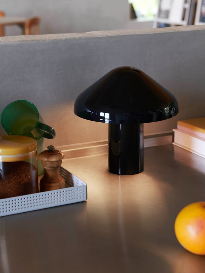 Lámpara de mesa portátil Pao, Soft black HAY