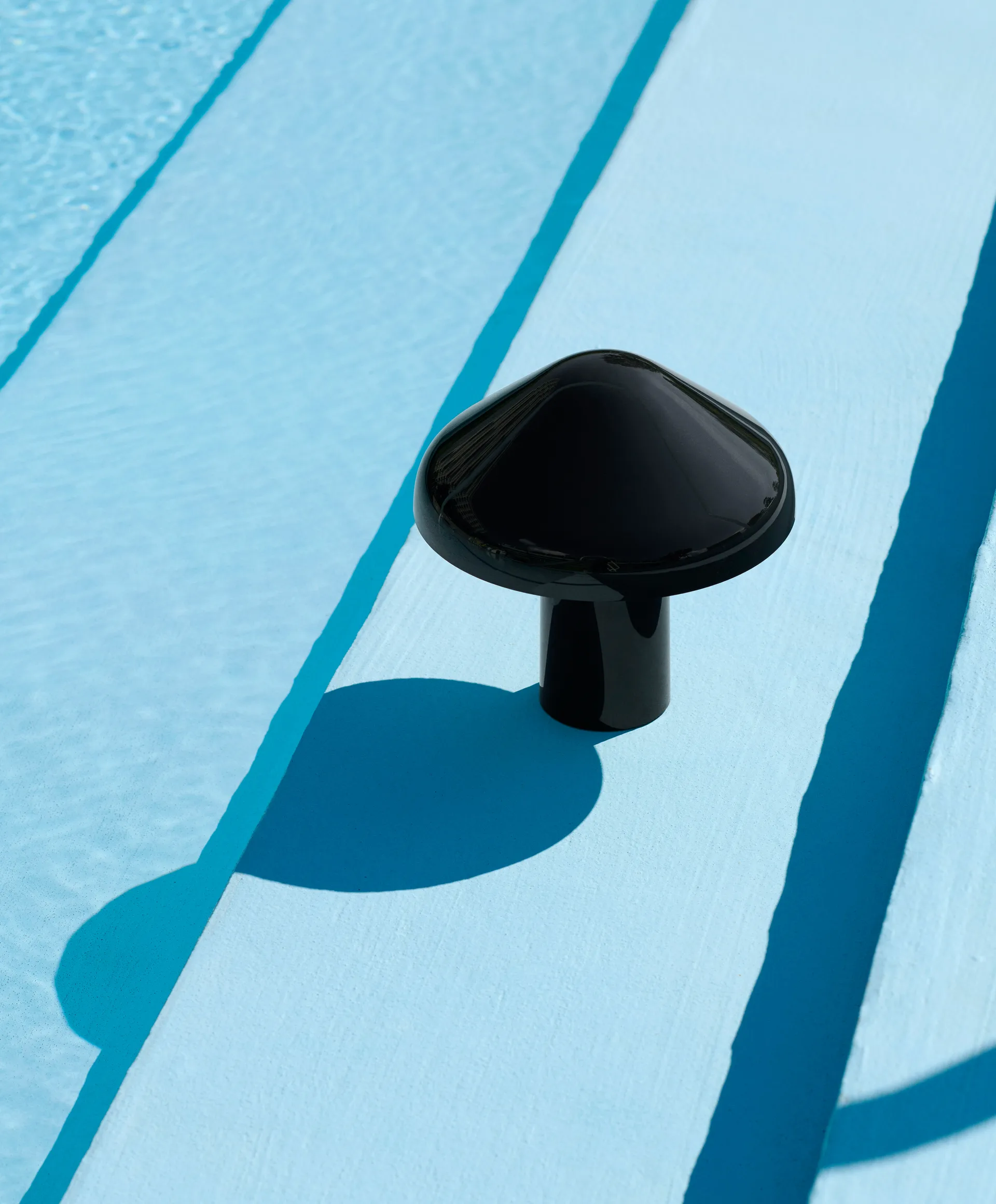 Lámpara de mesa portátil Pao, Soft black HAY