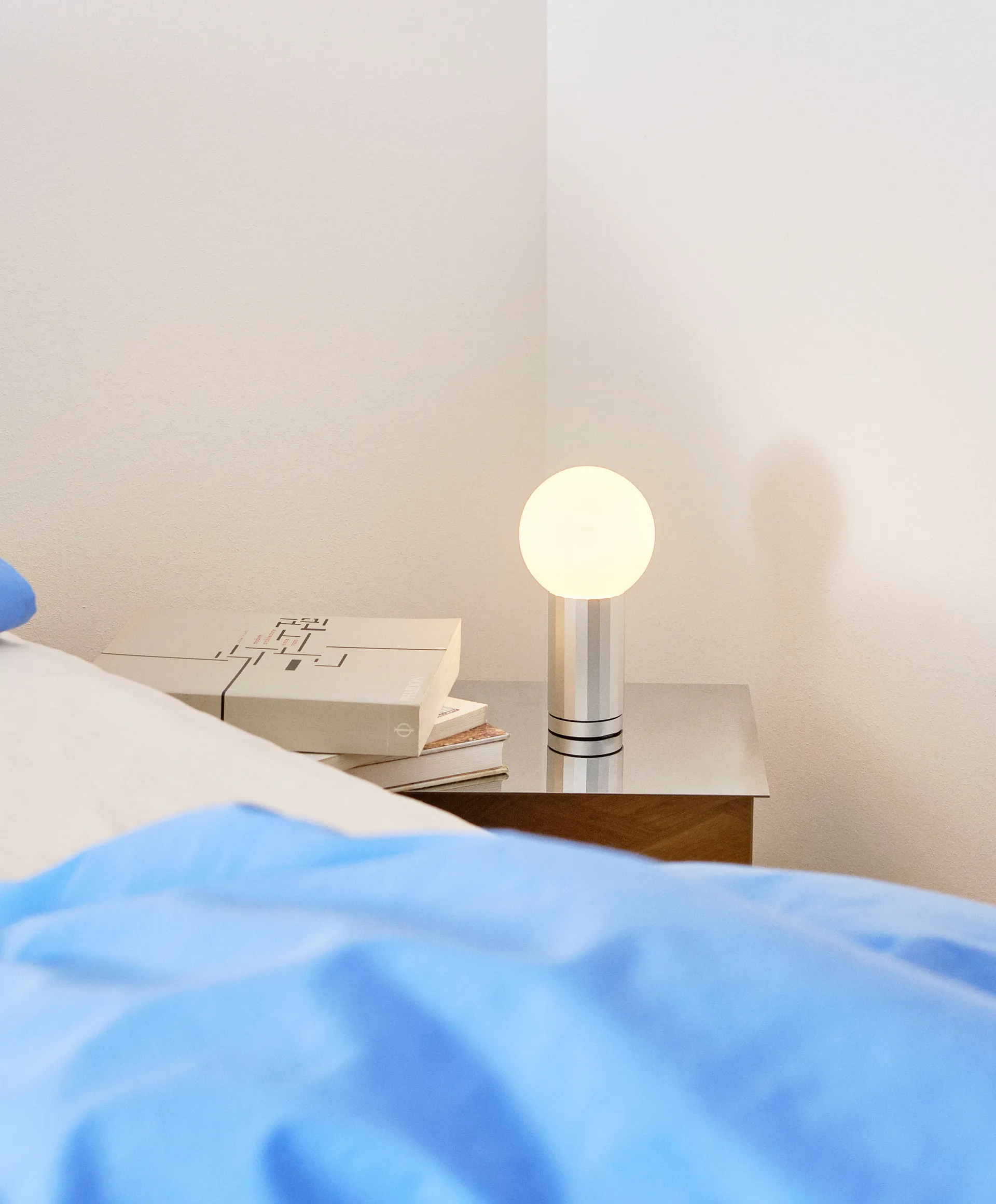 Lámpara de mesa Turn On, Aluminium HAY