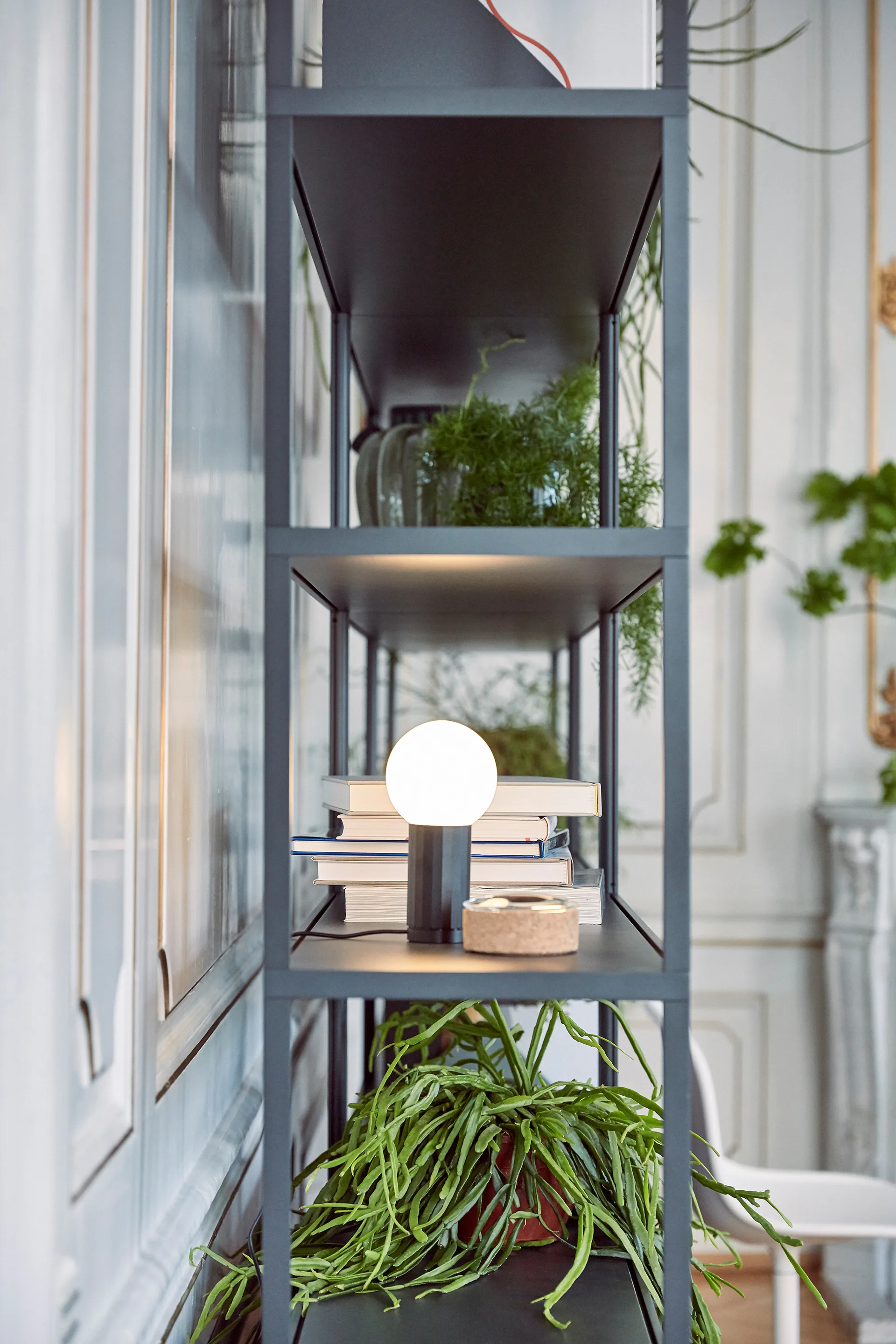 Lámpara de mesa Turn On, negro HAY