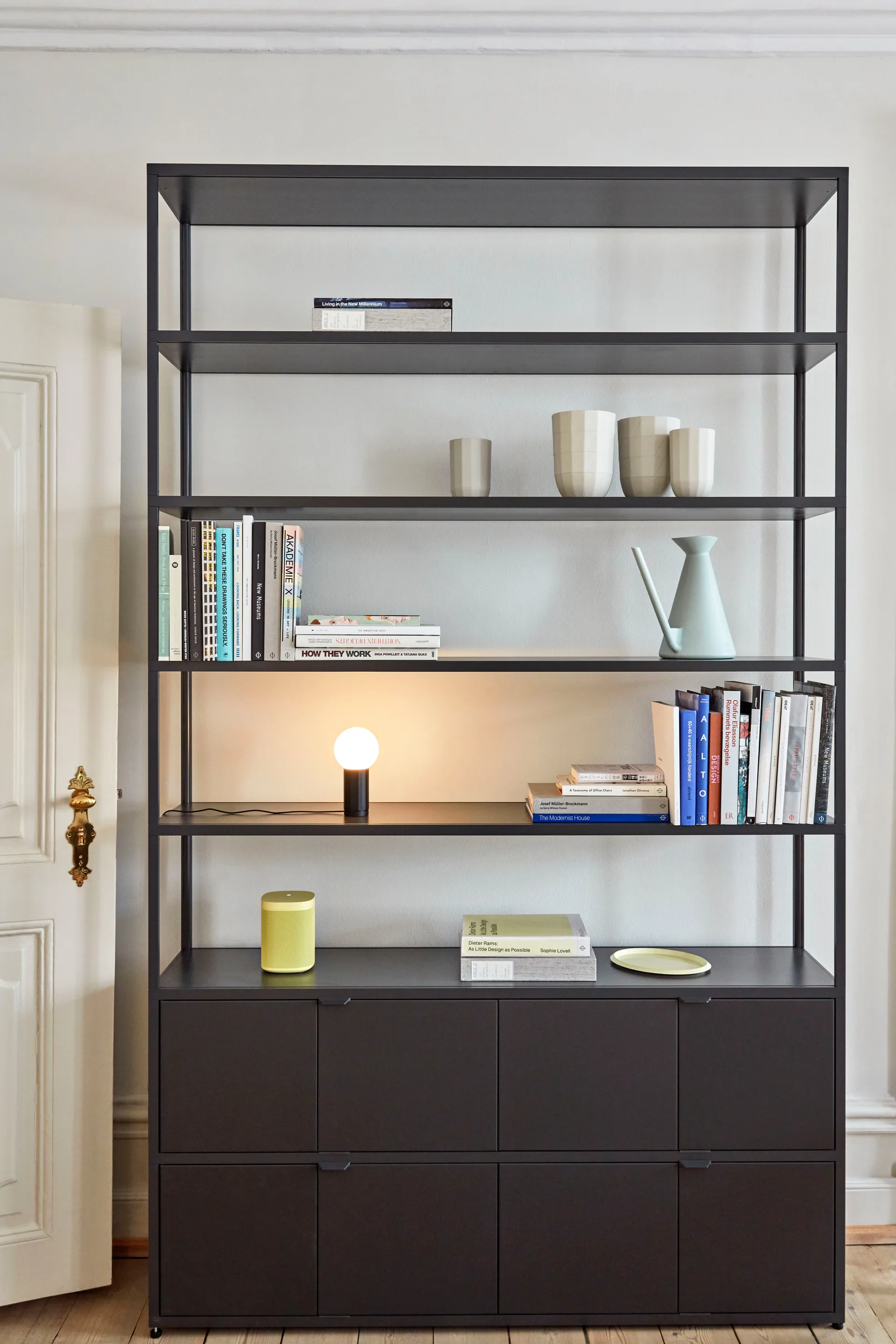 Lámpara de mesa Turn On, negro HAY