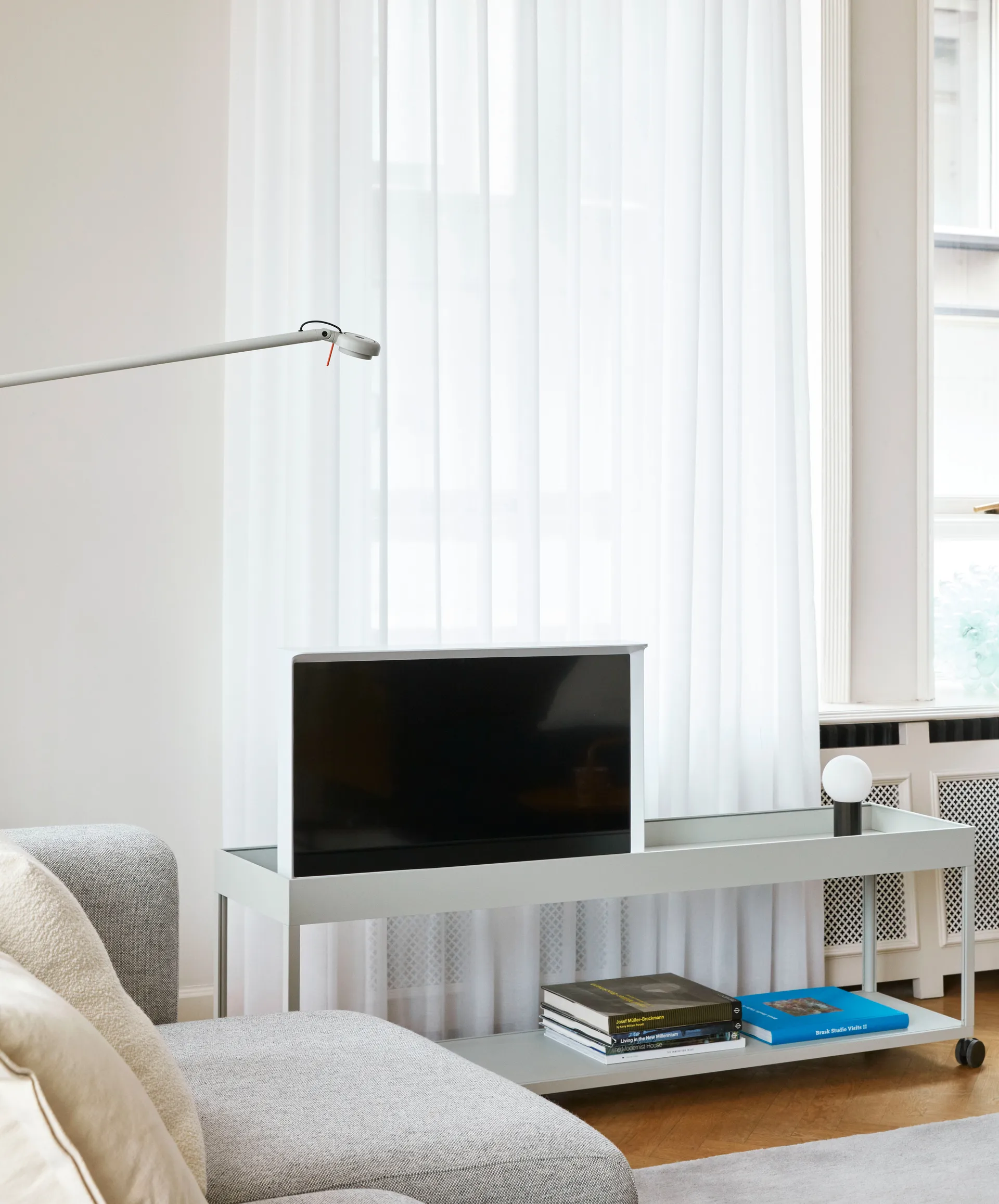 Lámpara de mesa Turn On, negro HAY