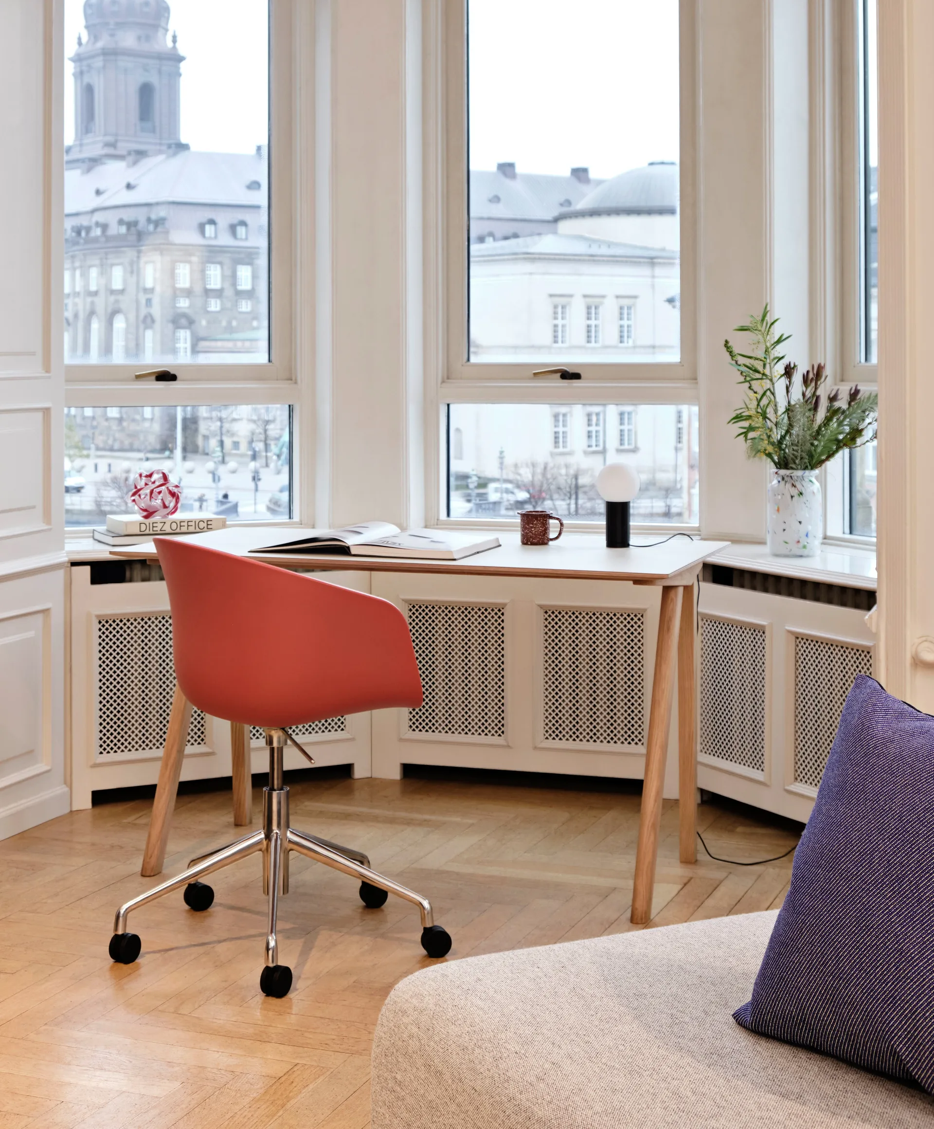 Lámpara de mesa Turn On, negro HAY