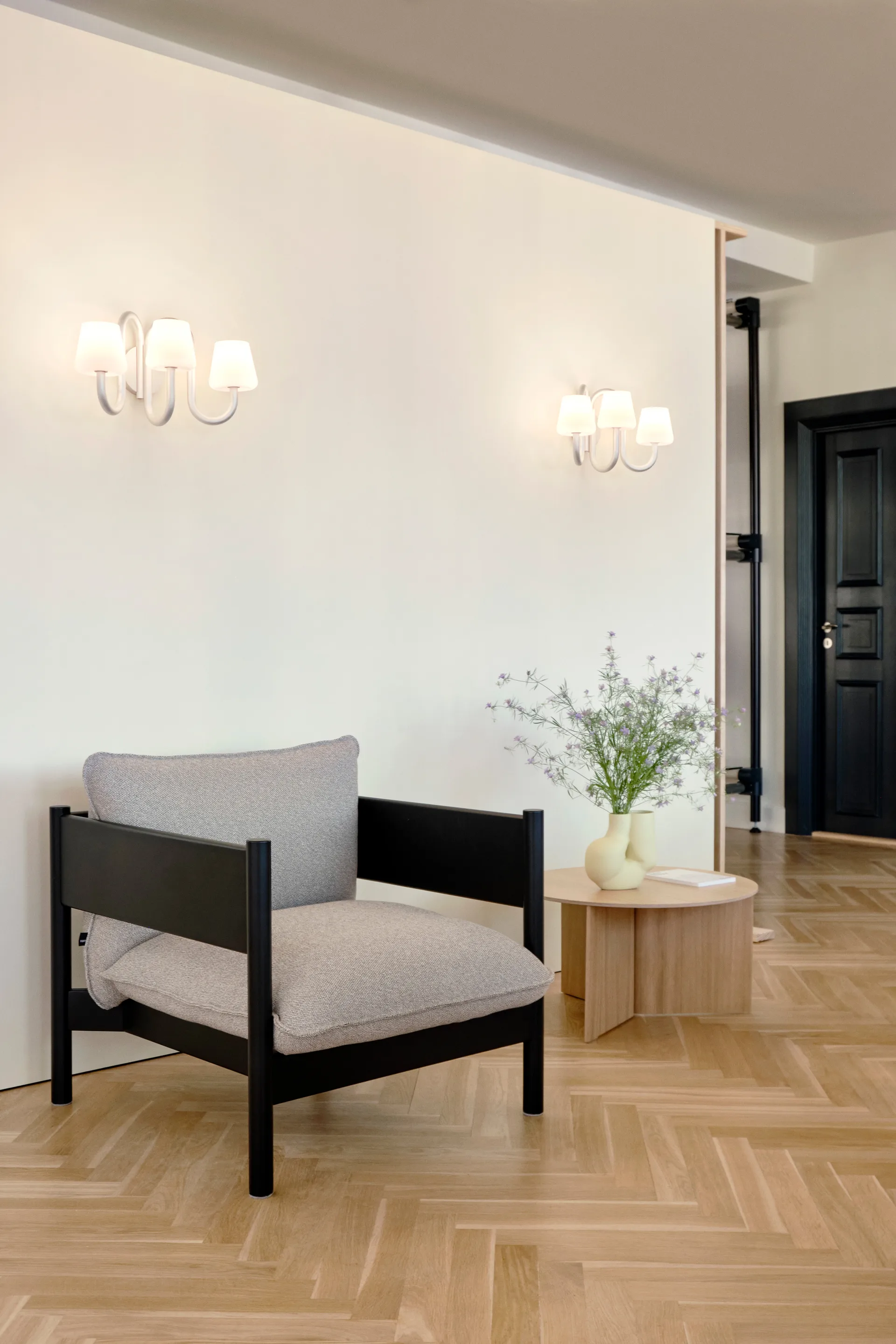 Lámpara de pared Apollo, White opal HAY