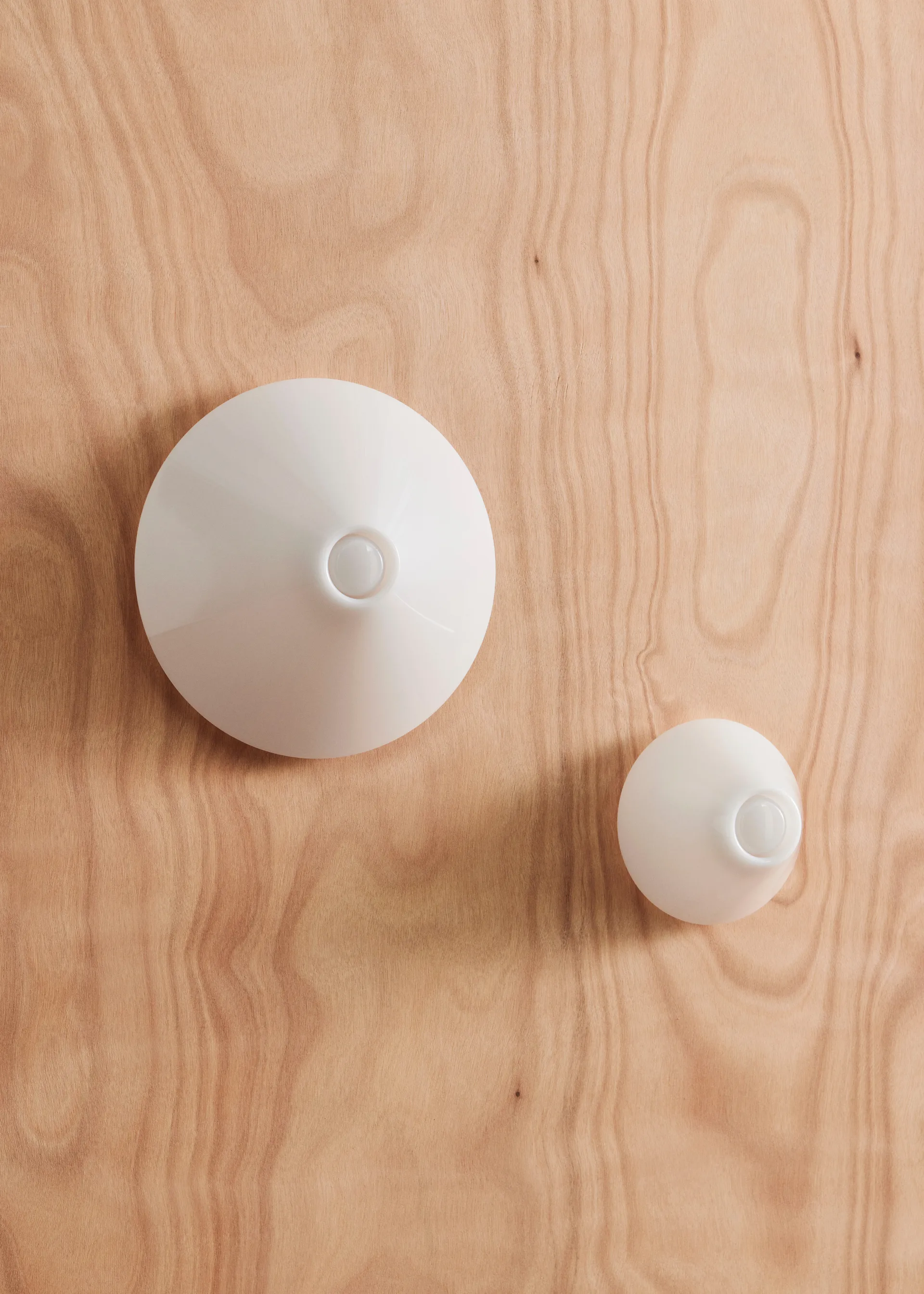 Lámpara de pared Ono Flush Mount Ø20 cm, Opal acrylic HAY