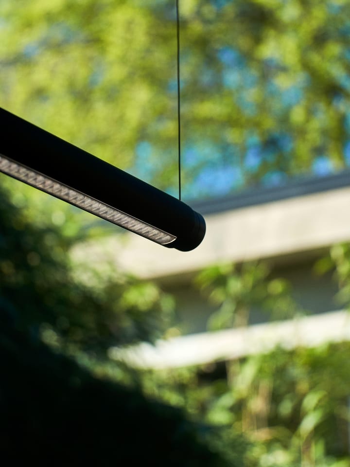 Lámpara de techo Factor Linear Suspension 1500 Diffused, Soft black HAY