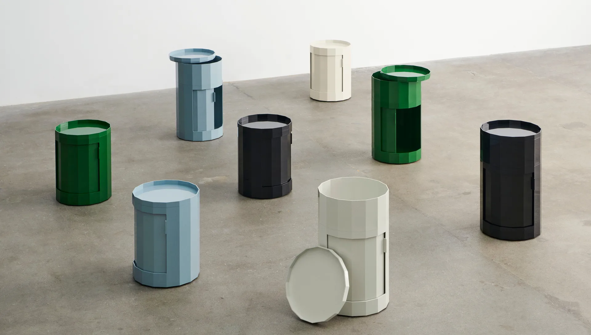 Mesa auxiliar Facet Cabinet 100, Misty grey HAY