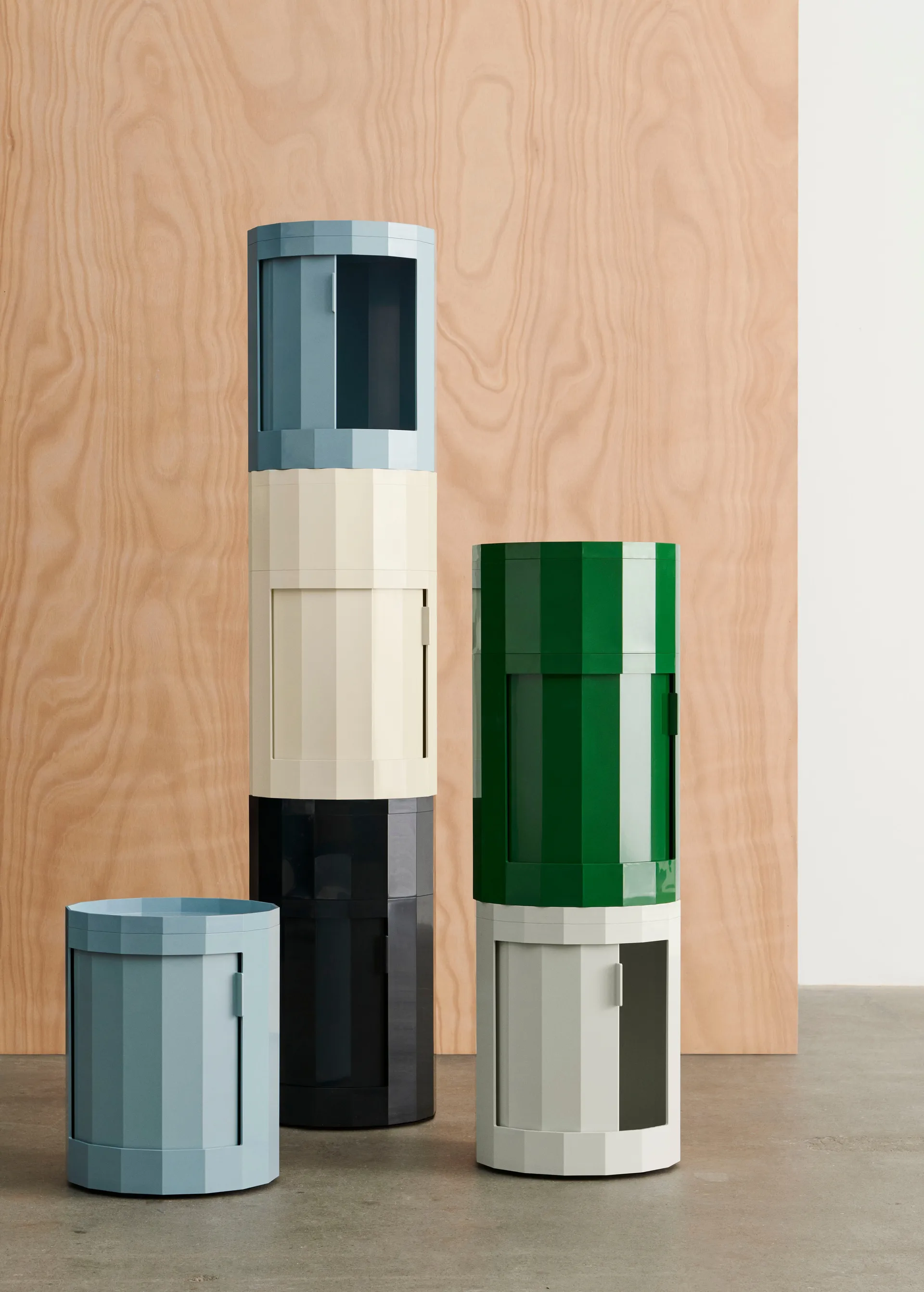 Mesa auxiliar Facet Cabinet 101, Eggshell HAY